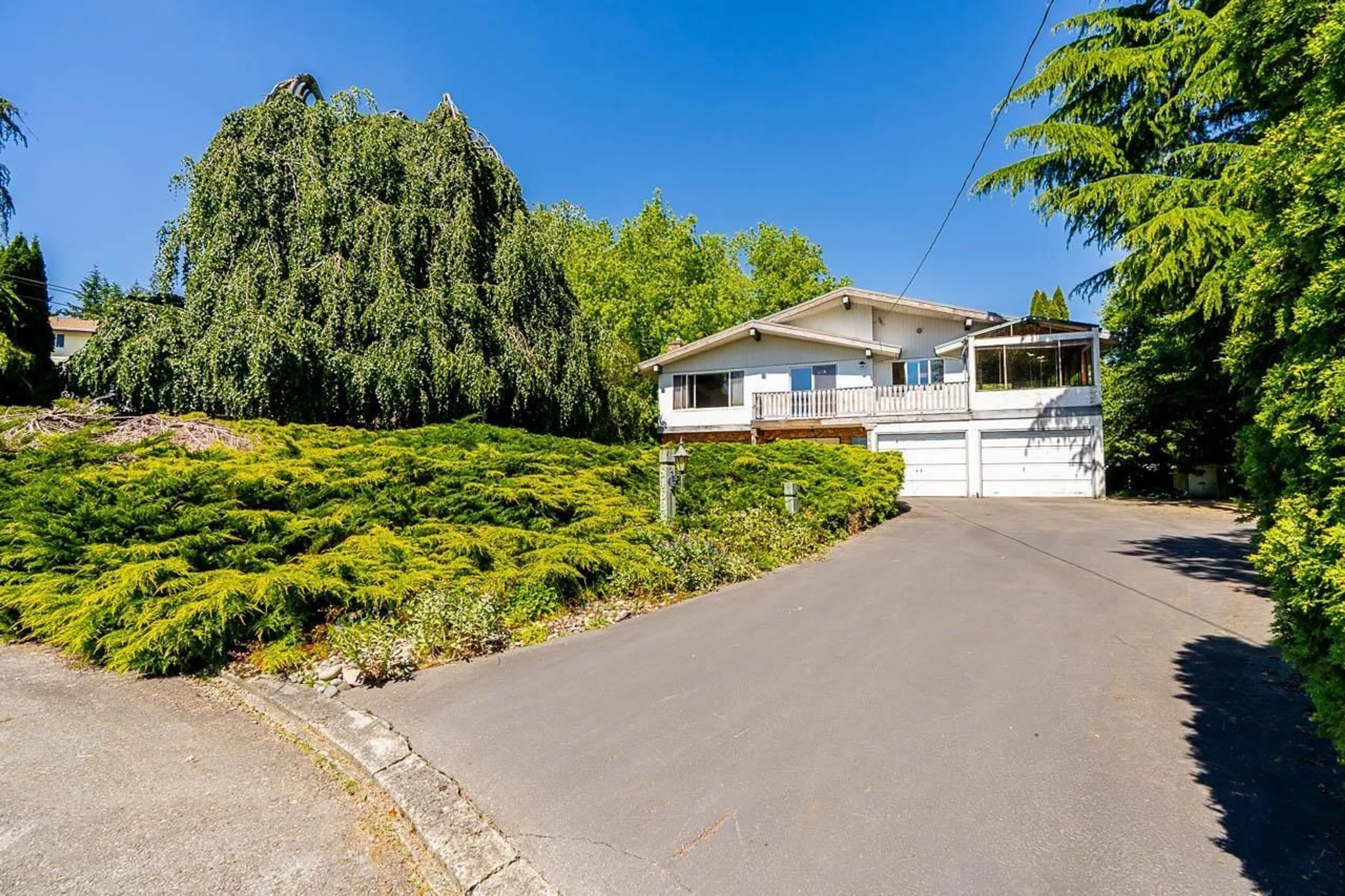 A pic from outside/outdoor area/front of a property/back of a property/a pic from drone, street for 5462 BAKERVIEW DRIVE, Surrey British Columbia V3S1A5