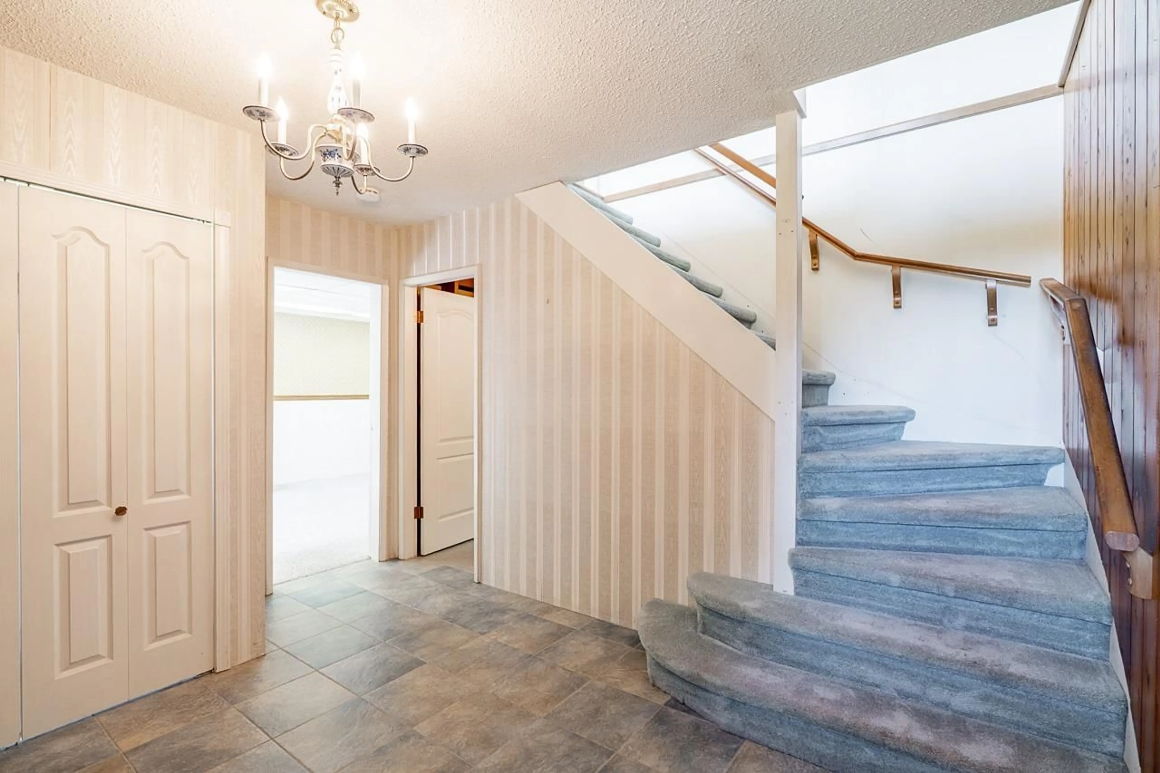 Indoor foyer for 5462 BAKERVIEW DRIVE, Surrey British Columbia V3S1A5