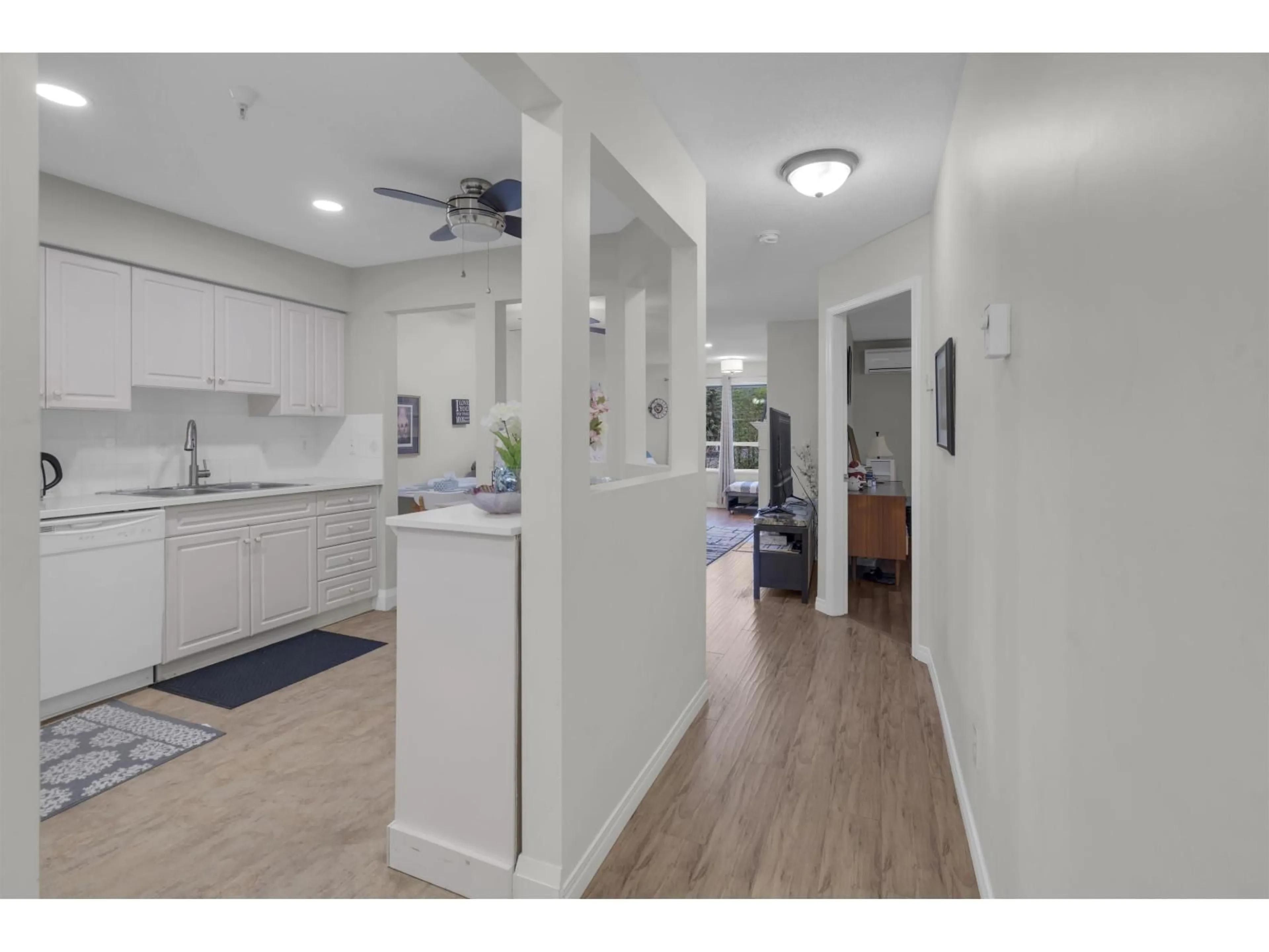 Open concept kitchen, unknown for 325 - 13880 70 AVENUE, Surrey British Columbia V3W0T3