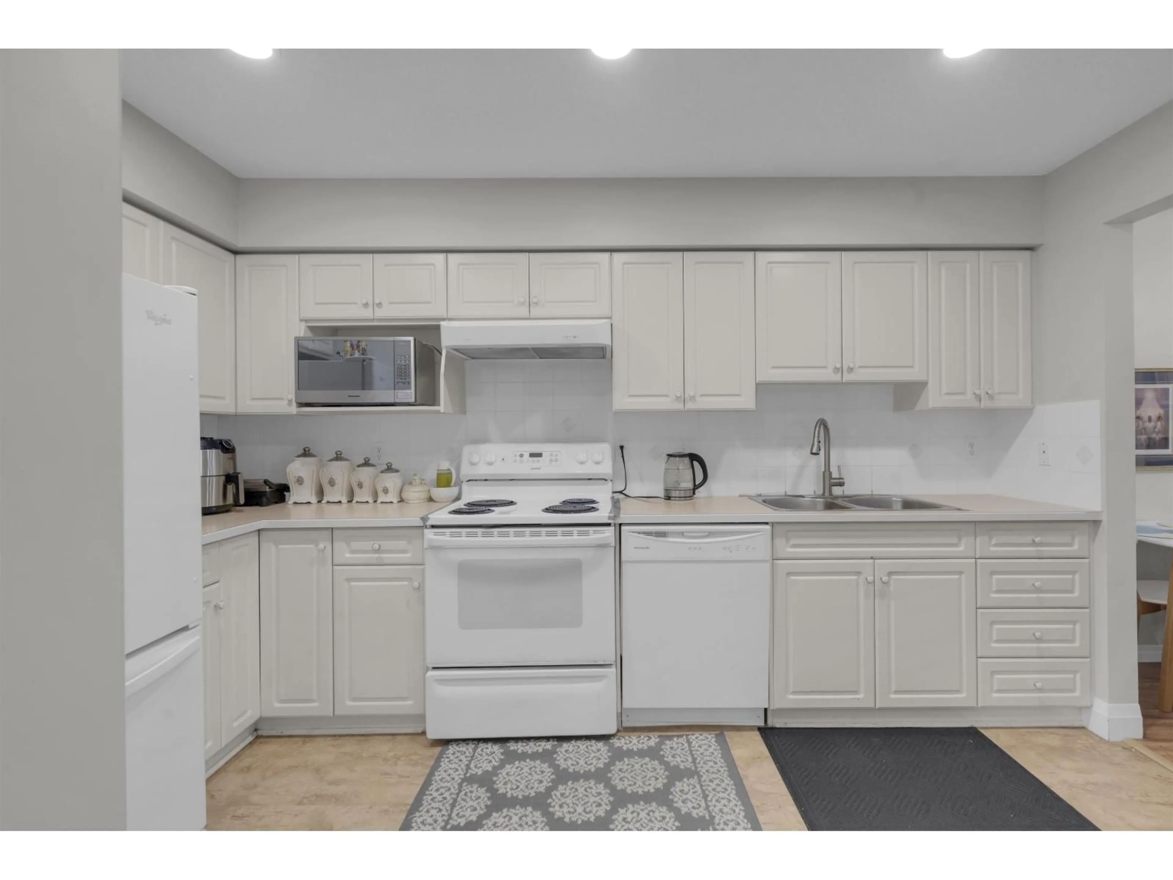 Standard kitchen, unknown for 325 - 13880 70 AVENUE, Surrey British Columbia V3W0T3