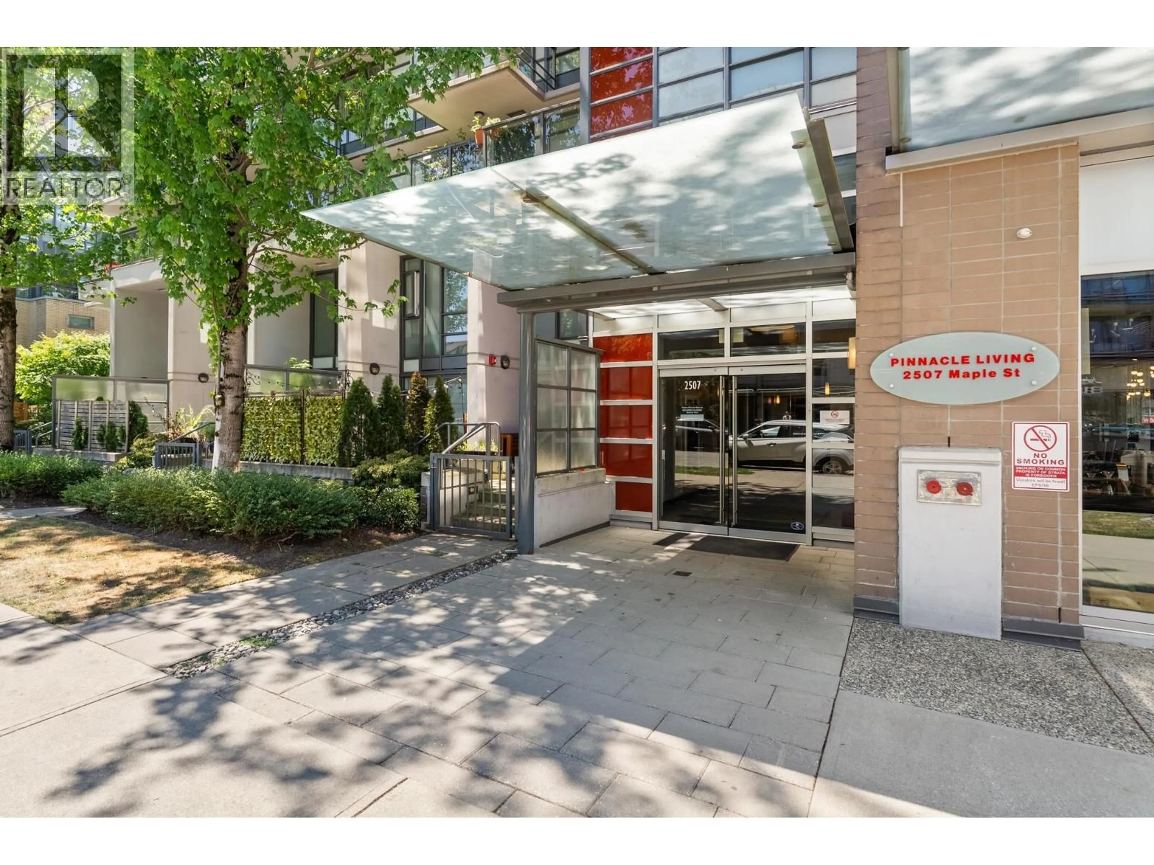 Indoor foyer for 302 - 2507 MAPLE STREET, Vancouver British Columbia V6J0E1