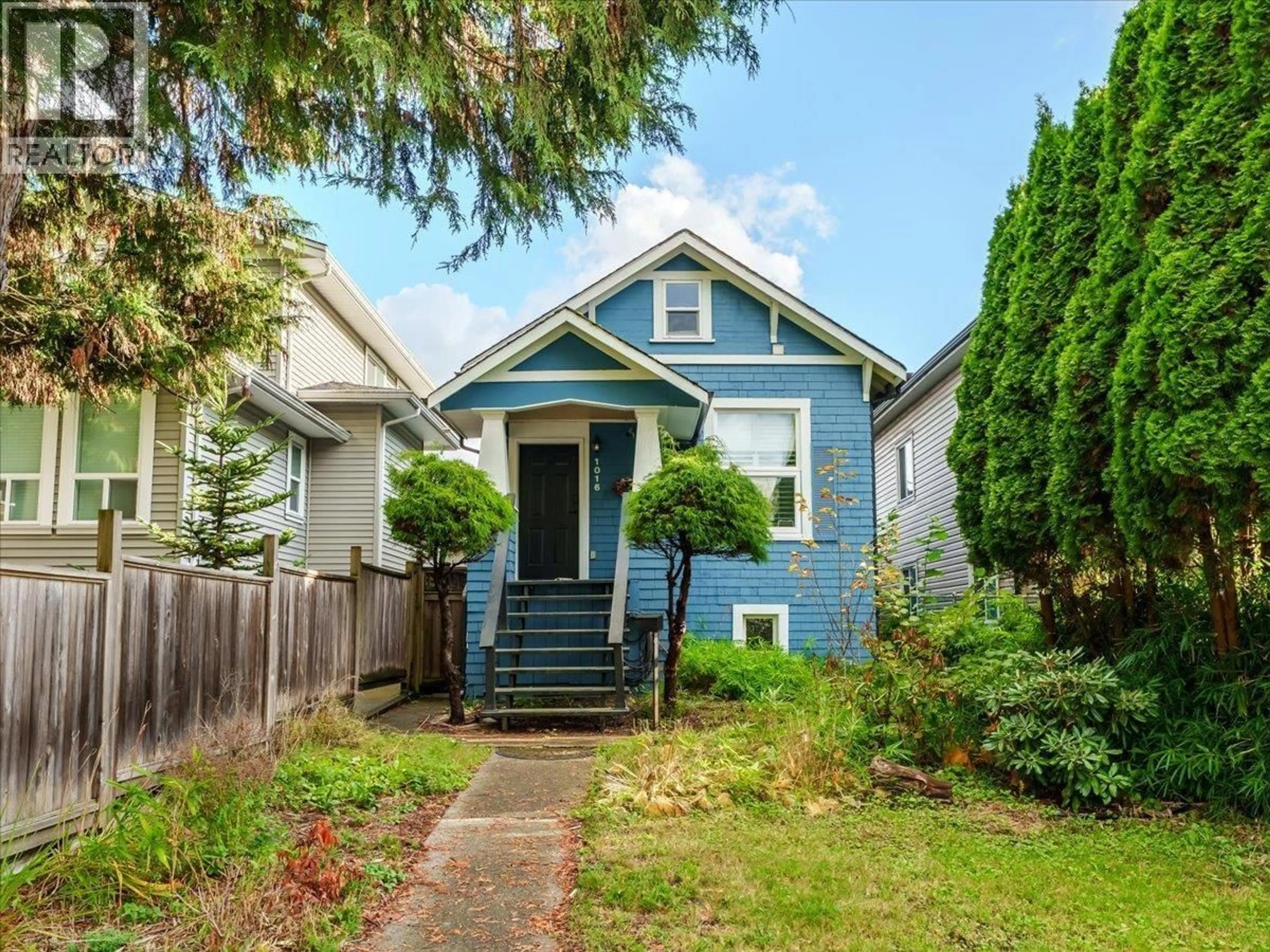 Home with vinyl exterior material, street for 1016 TENTH AVENUE, New Westminster British Columbia V3M3H6