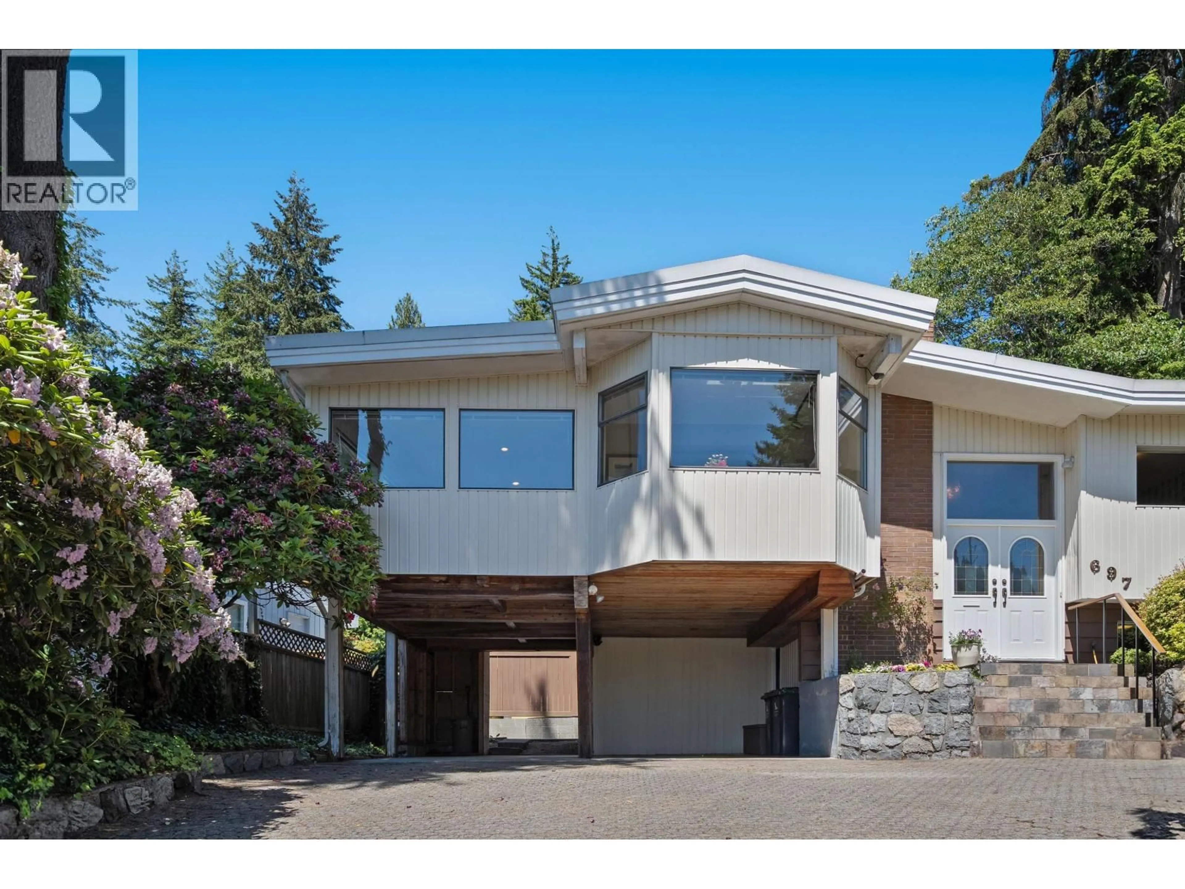 Home with vinyl exterior material, unknown for 697 PLYMOUTH DRIVE, North Vancouver British Columbia V7H2H5
