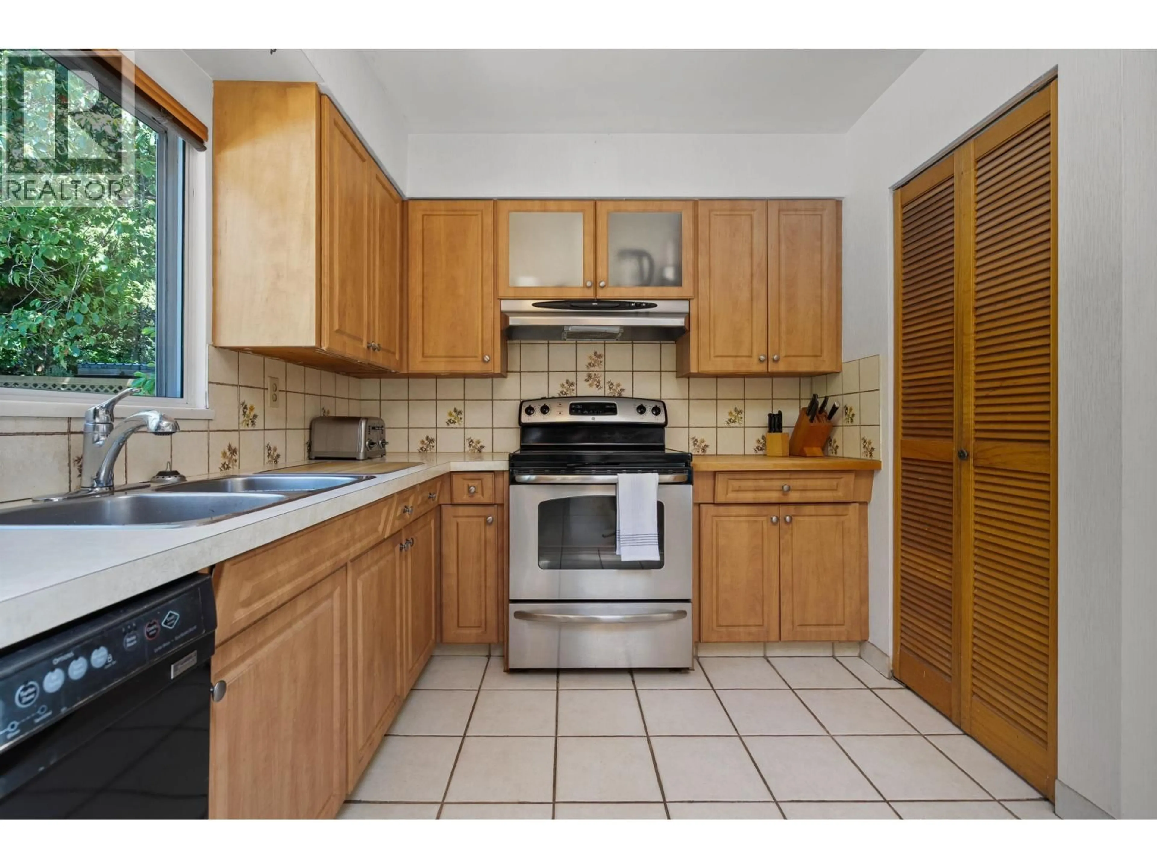 Standard kitchen, ceramic/tile floor for 697 PLYMOUTH DRIVE, North Vancouver British Columbia V7H2H5