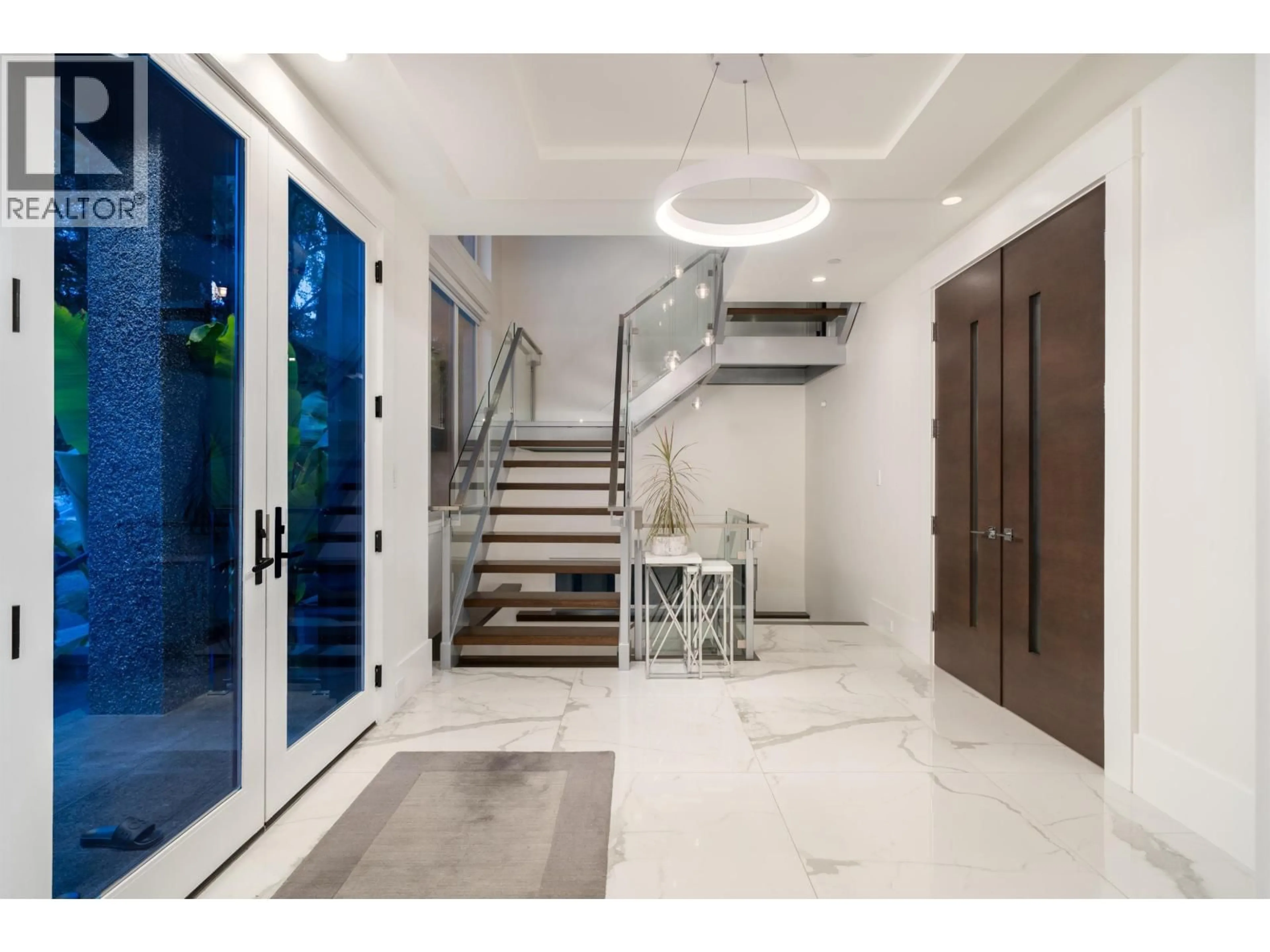 Indoor foyer for 4623 4TH AVENUE, Vancouver British Columbia V6R1R6