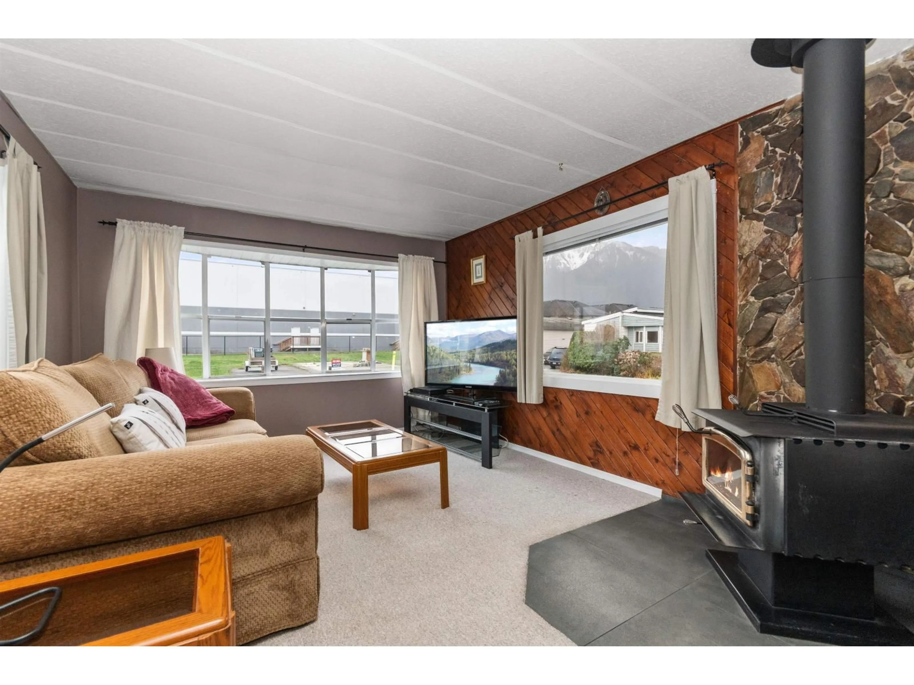 Living room with furniture, wood/laminate floor for 28 - 1884 HEATH ROAD, Agassiz British Columbia V0M1A2
