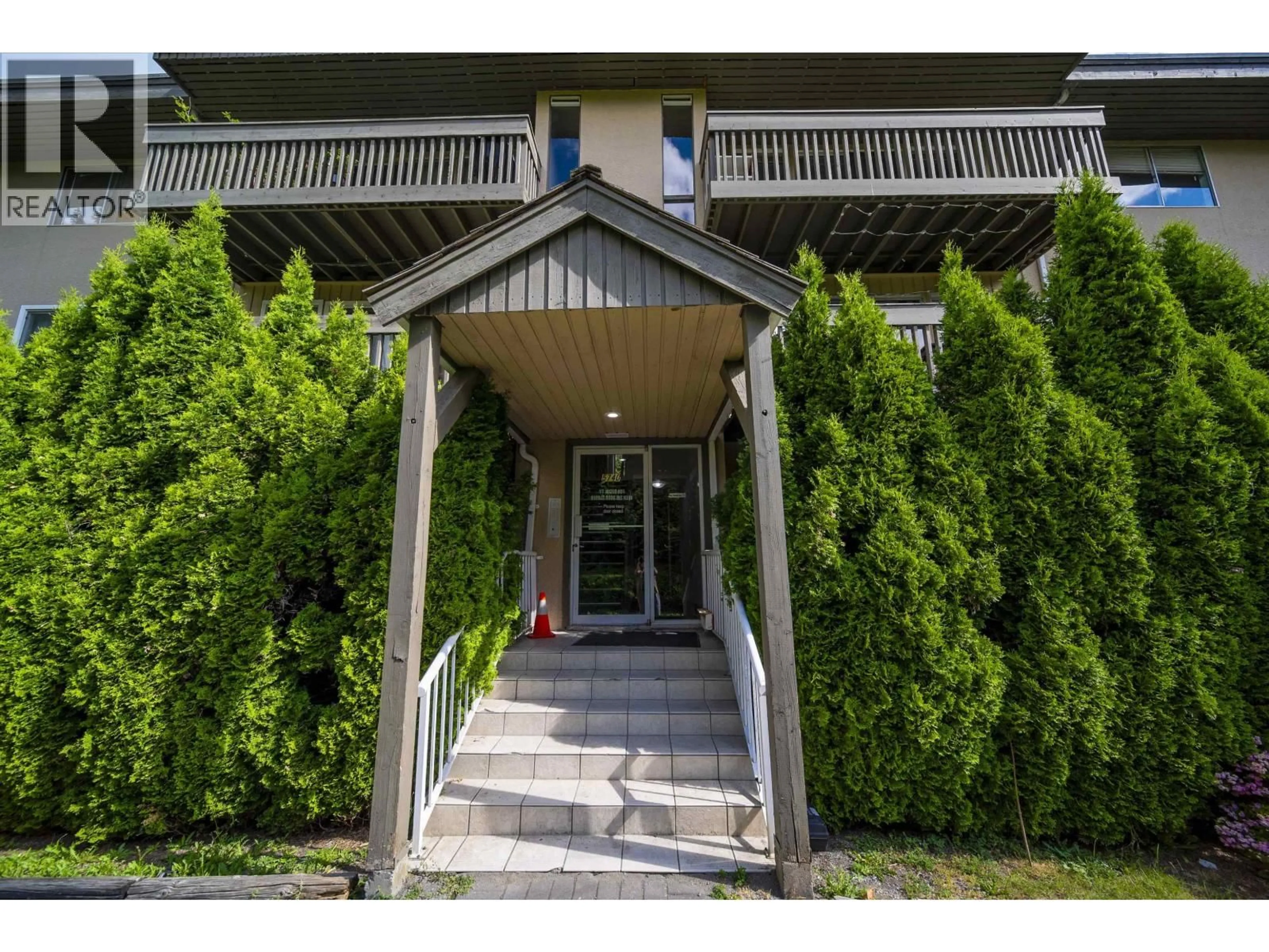Indoor foyer for 11 - 5740 HASTINGS STREET, Burnaby British Columbia V5B1R6