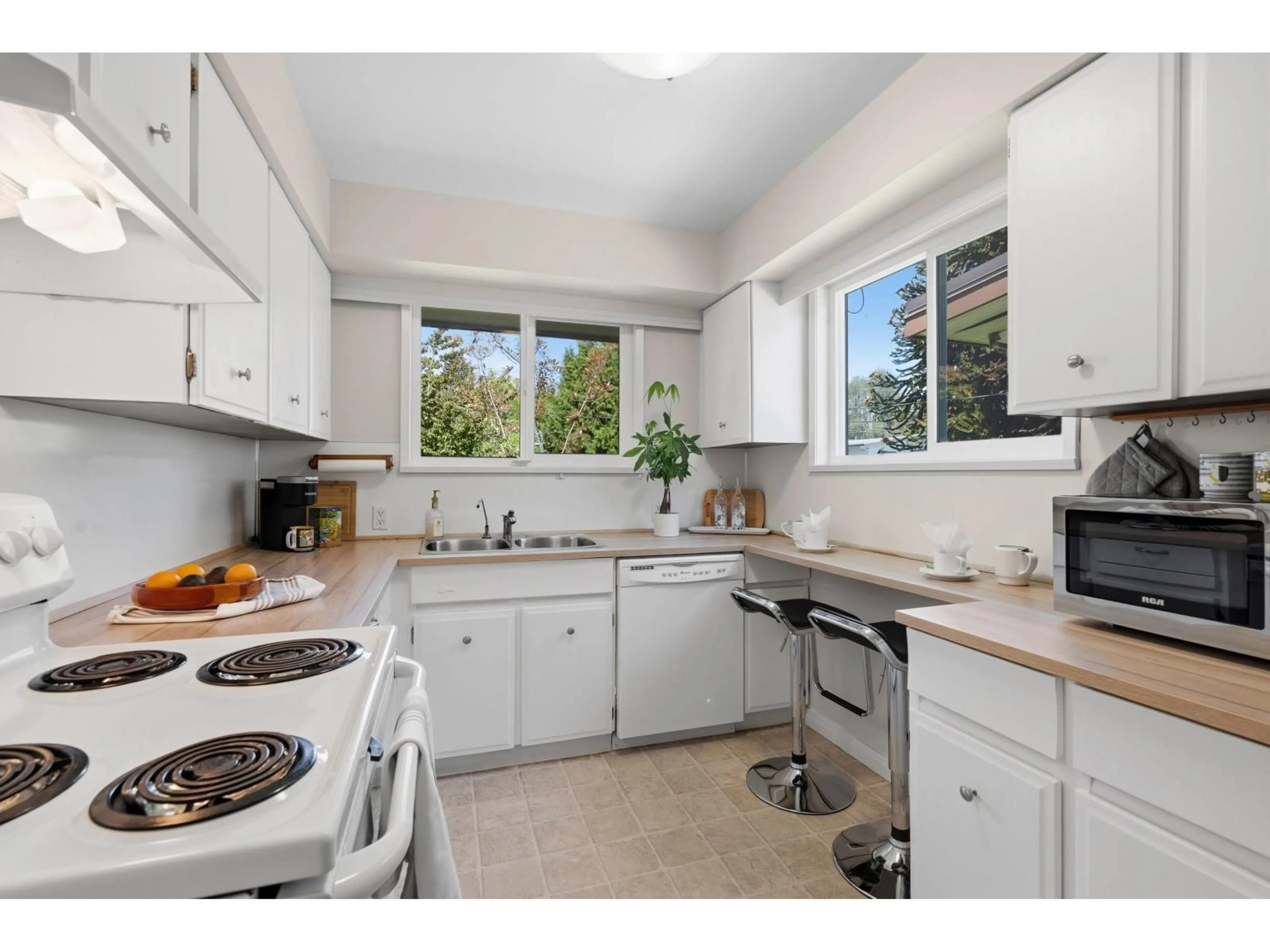 Standard kitchen, unknown for 13750 BLACKBURN AVENUE, White Rock British Columbia V4B2Y8