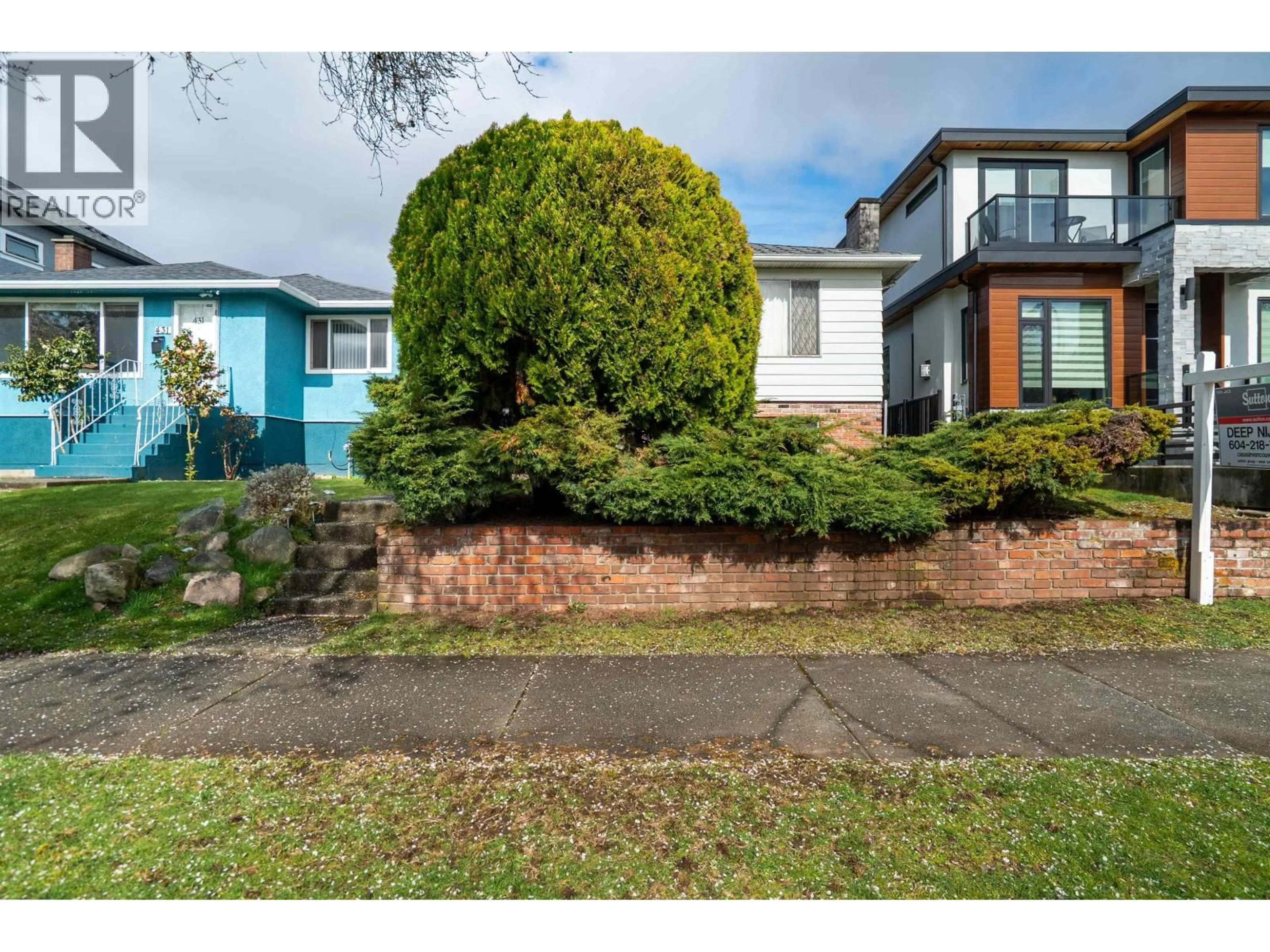 A pic from outside/outdoor area/front of a property/back of a property/a pic from drone, street for 437 55TH AVENUE, Vancouver British Columbia V5X1N3