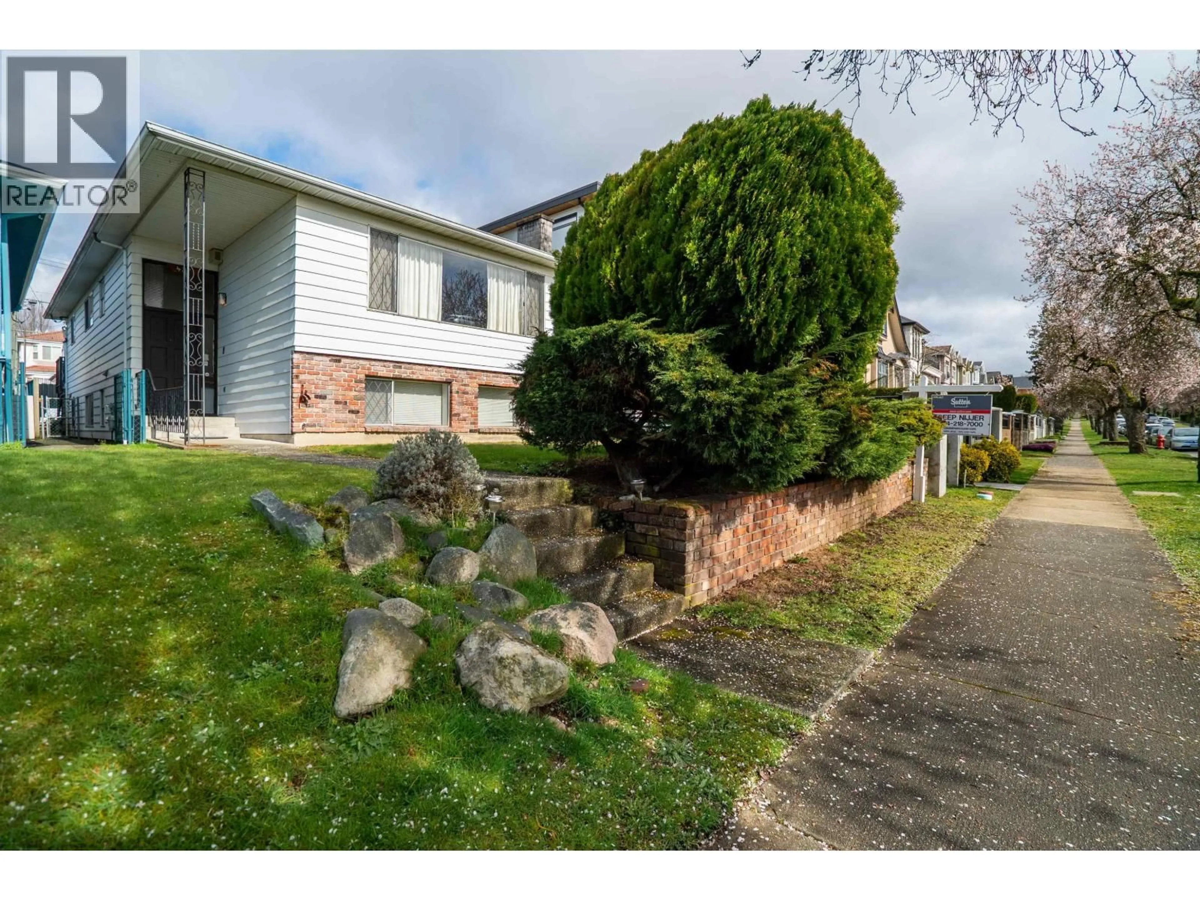 A pic from outside/outdoor area/front of a property/back of a property/a pic from drone, street for 437 55TH AVENUE, Vancouver British Columbia V5X1N3