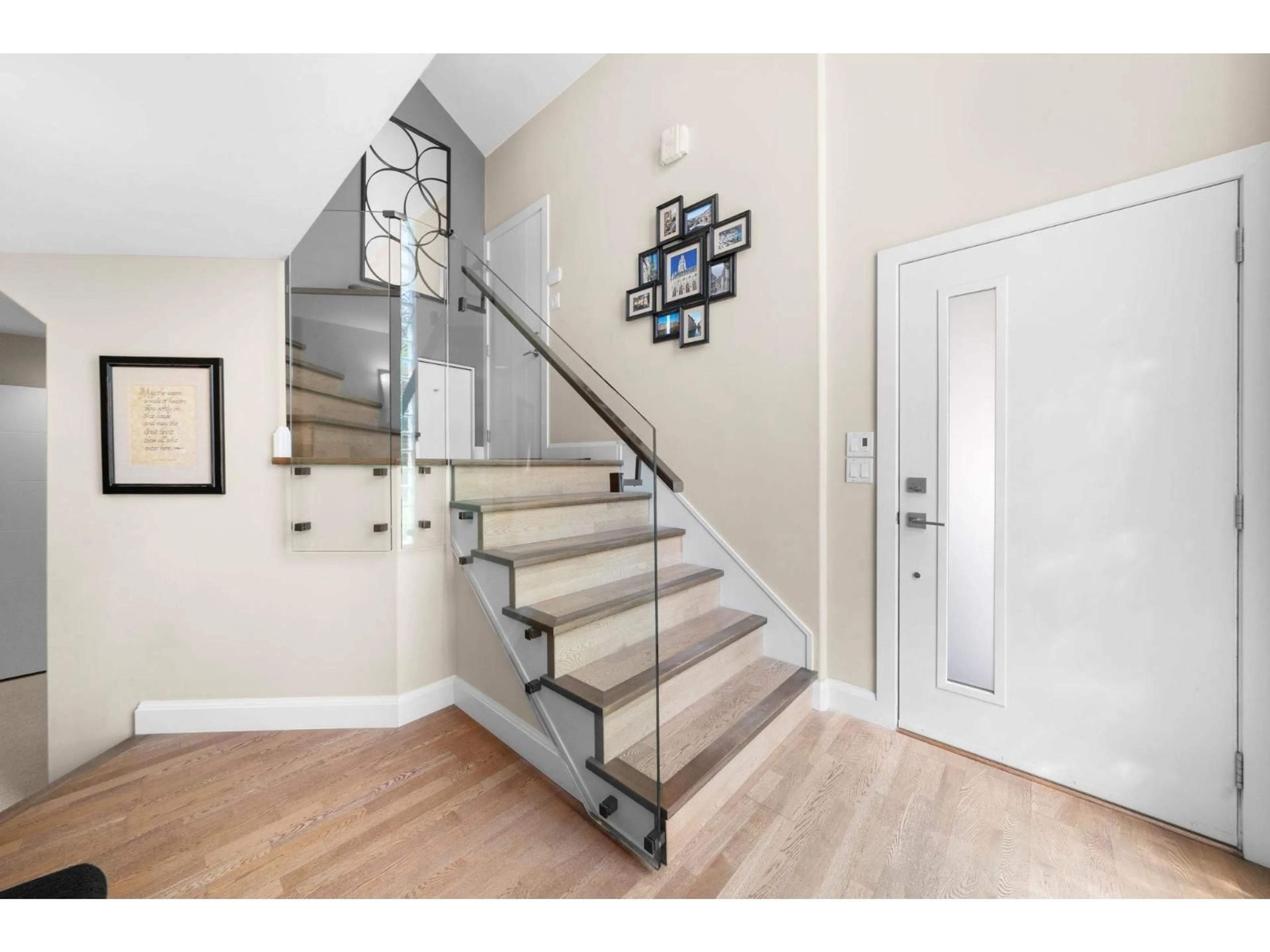 Stairs for 15094 ROYAL AVENUE, White Rock British Columbia V4B1L9