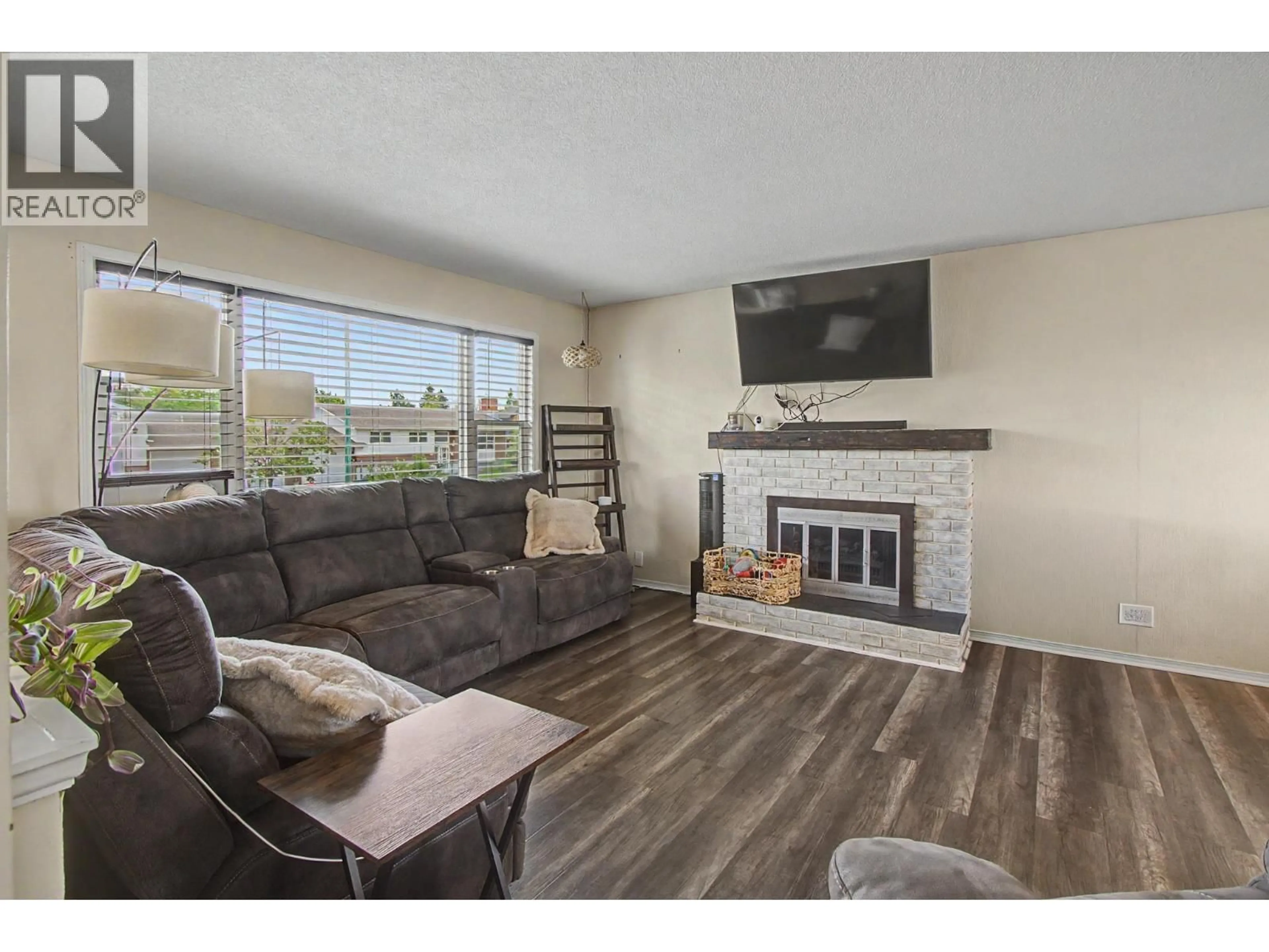 Living room with furniture, wood/laminate floor for 680 UNION STREET, Prince George British Columbia V2M3S5