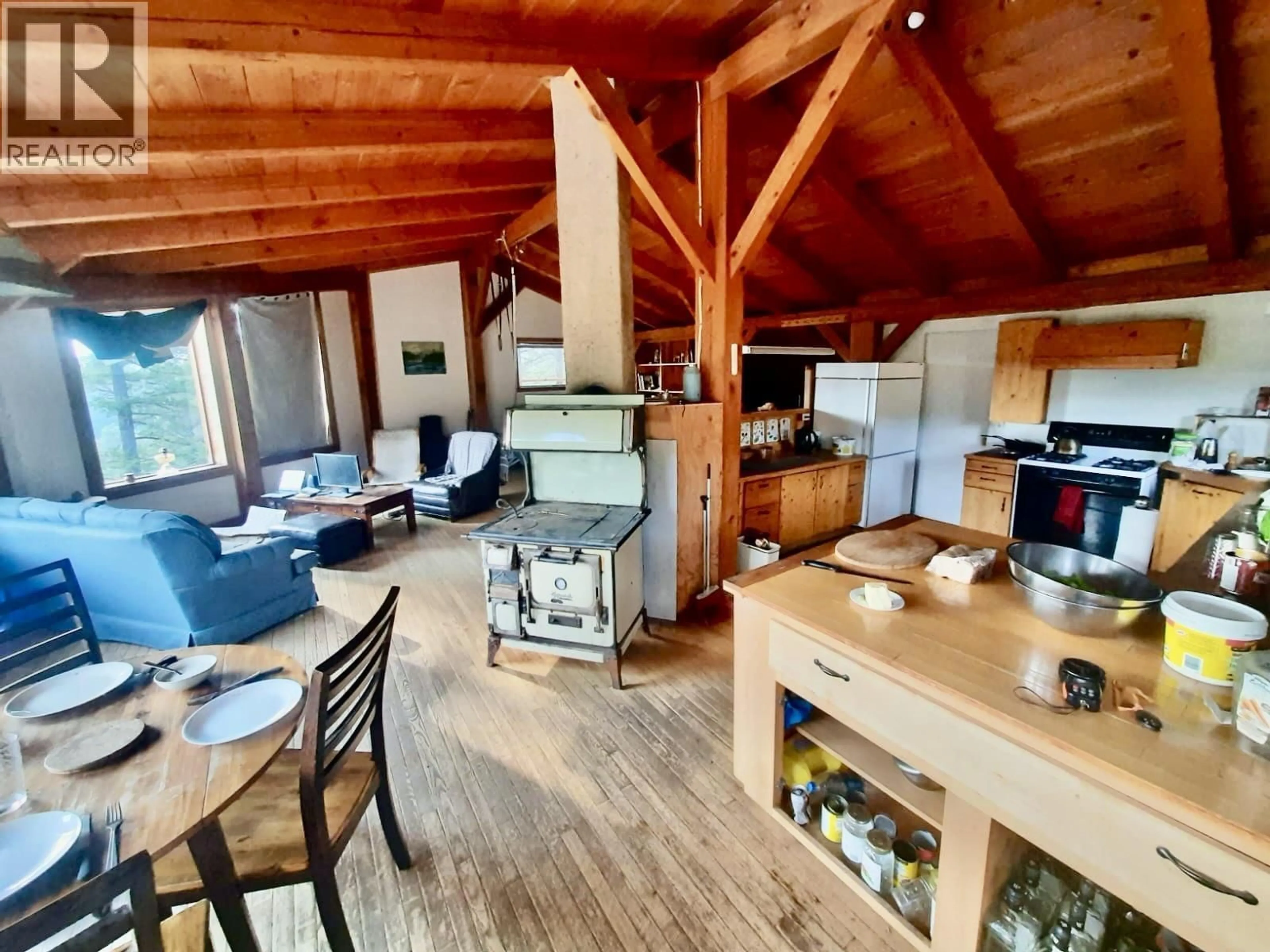 Open concept kitchen, wood/laminate floor for 9000 TOTE ROAD, Williams Lake British Columbia V0L1C0