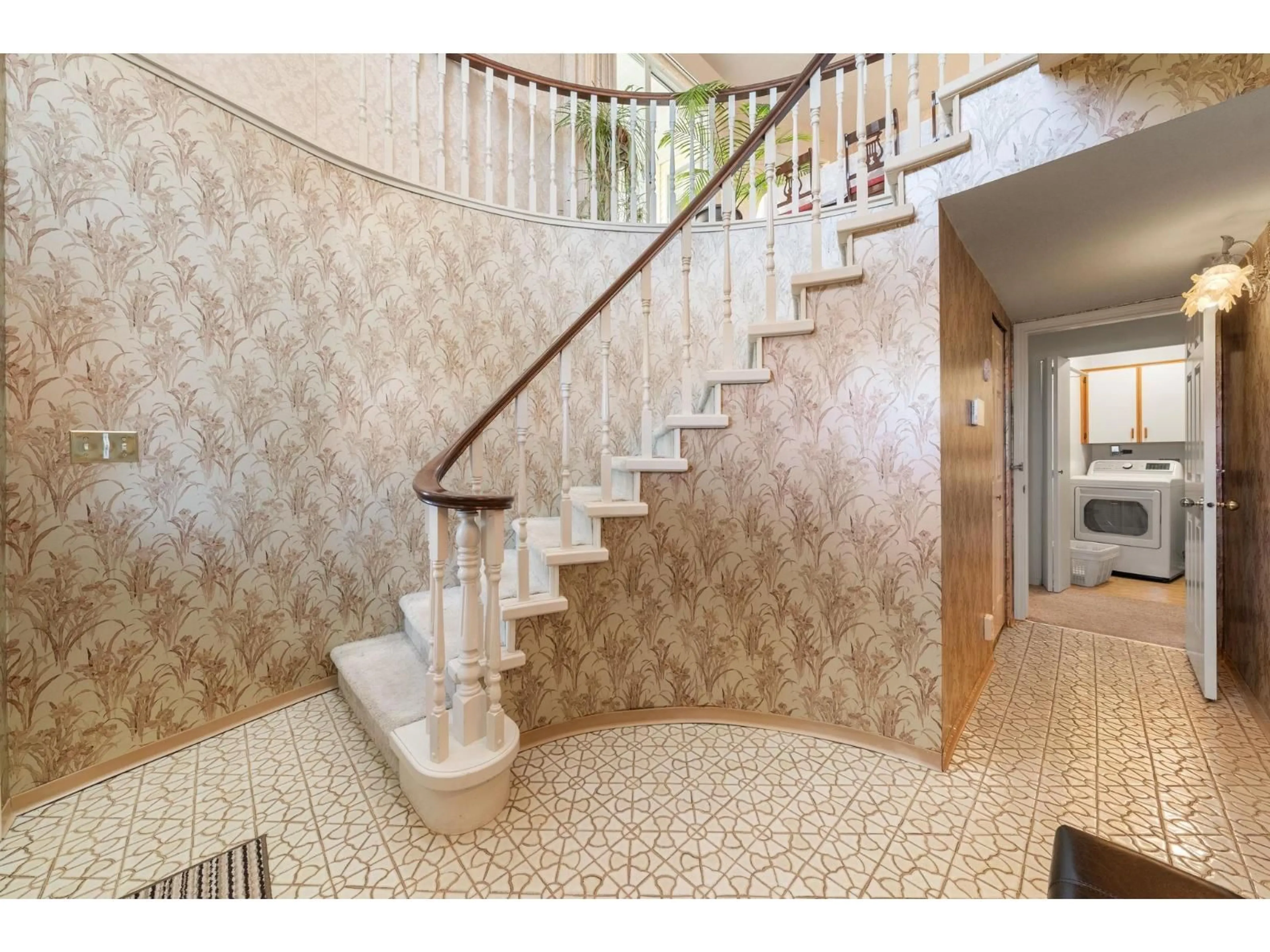 Unknown for 15655 SEMIAHMOO AVENUE, White Rock British Columbia V4B1V4
