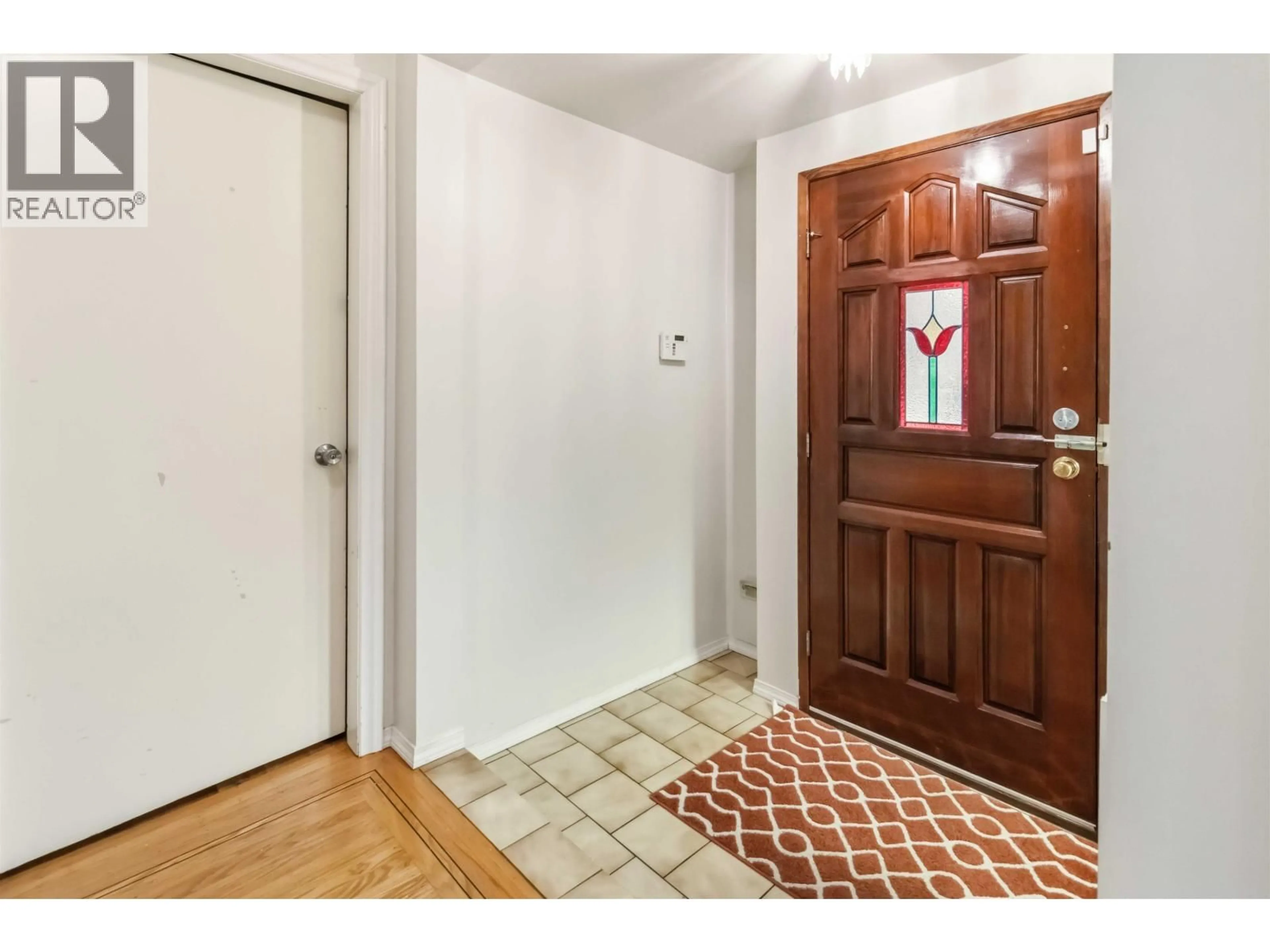 Indoor entryway for 4890 SOUTHLAWN DRIVE, Burnaby British Columbia V5C3S6