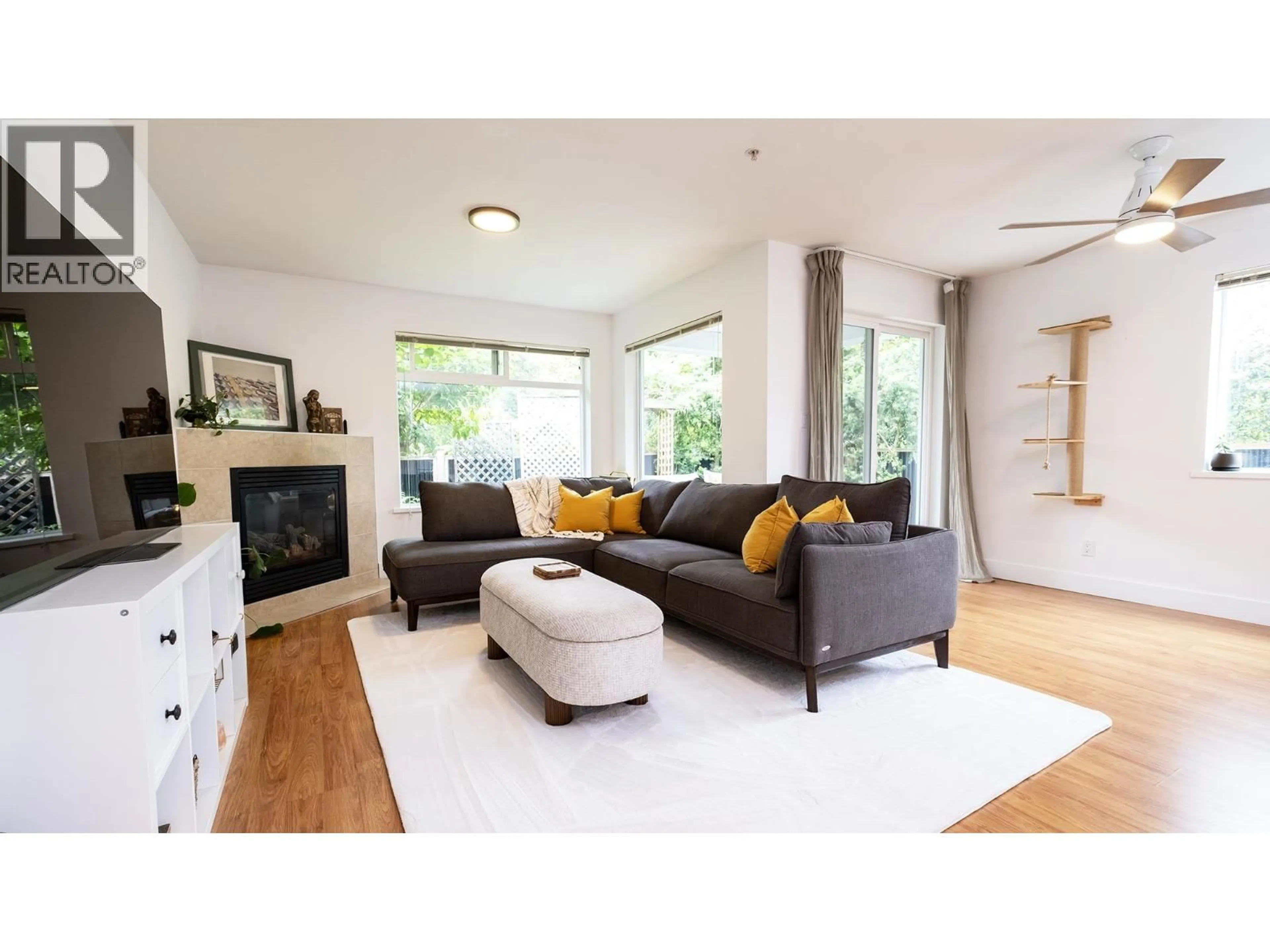 Living room with furniture, wood/laminate floor for 8 - 624 SHAW ROAD, Gibsons British Columbia V0N1V8