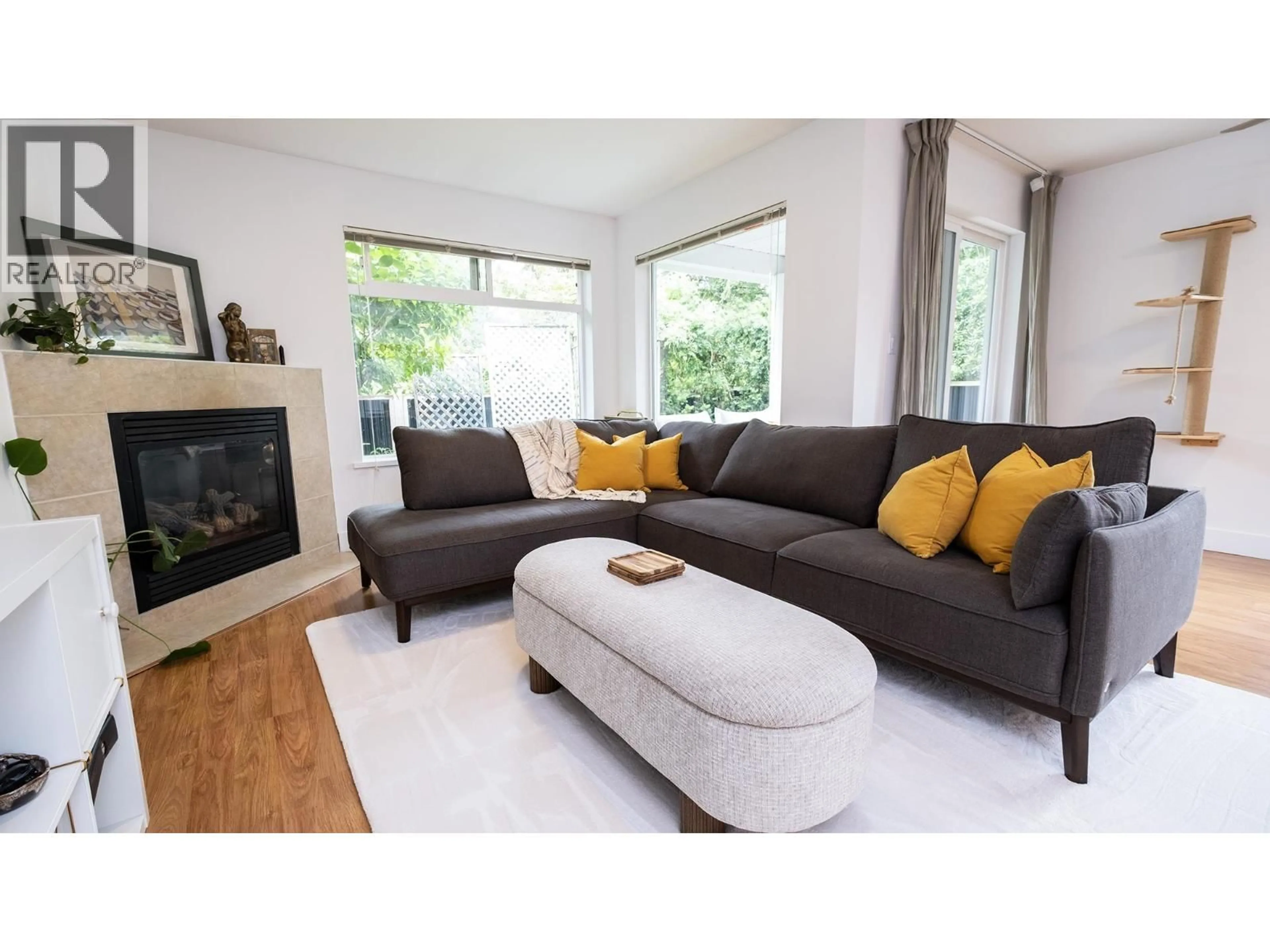 Living room with furniture, wood/laminate floor for 8 - 624 SHAW ROAD, Gibsons British Columbia V0N1V8
