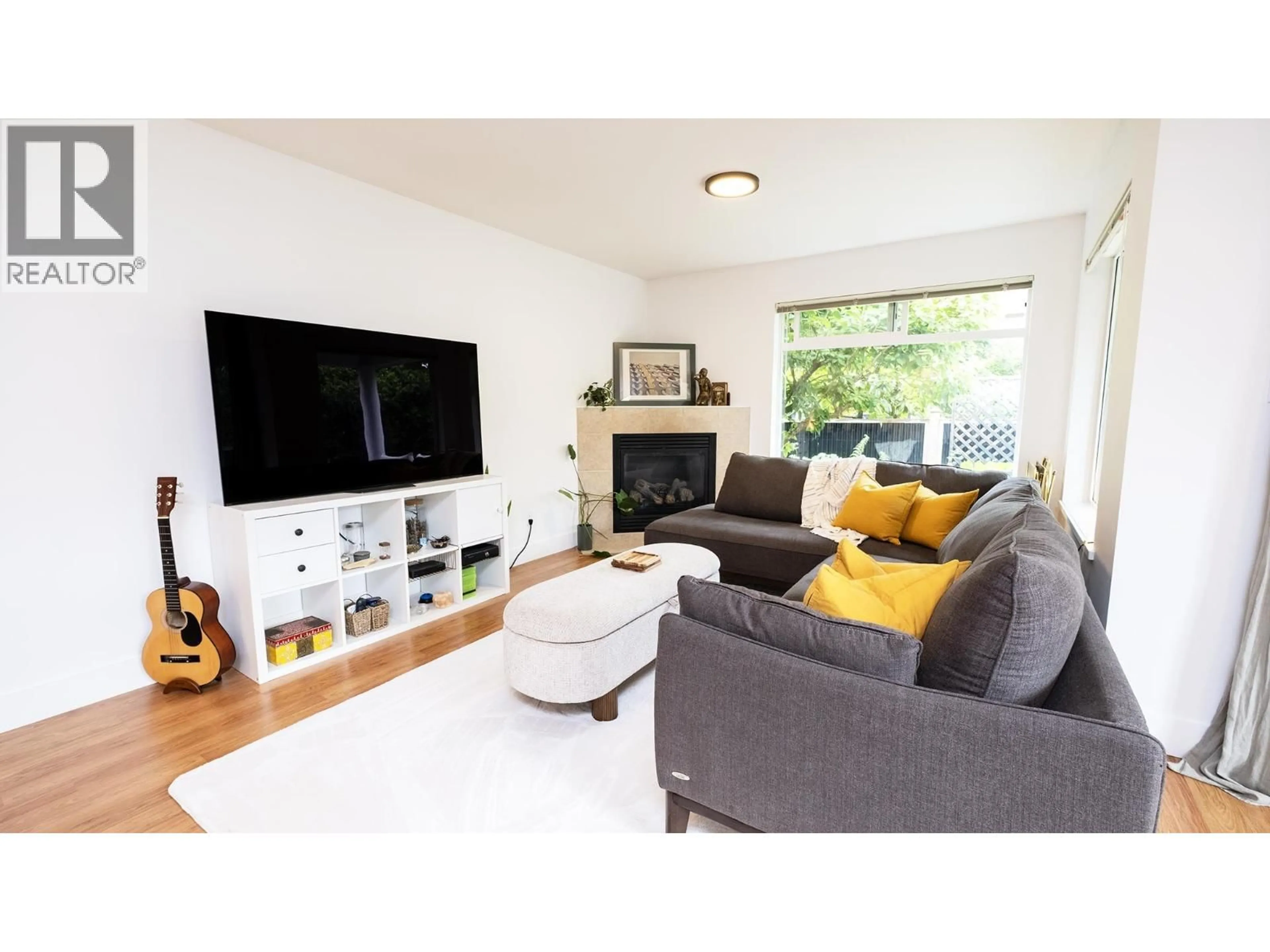 Living room with furniture, wood/laminate floor for 8 - 624 SHAW ROAD, Gibsons British Columbia V0N1V8