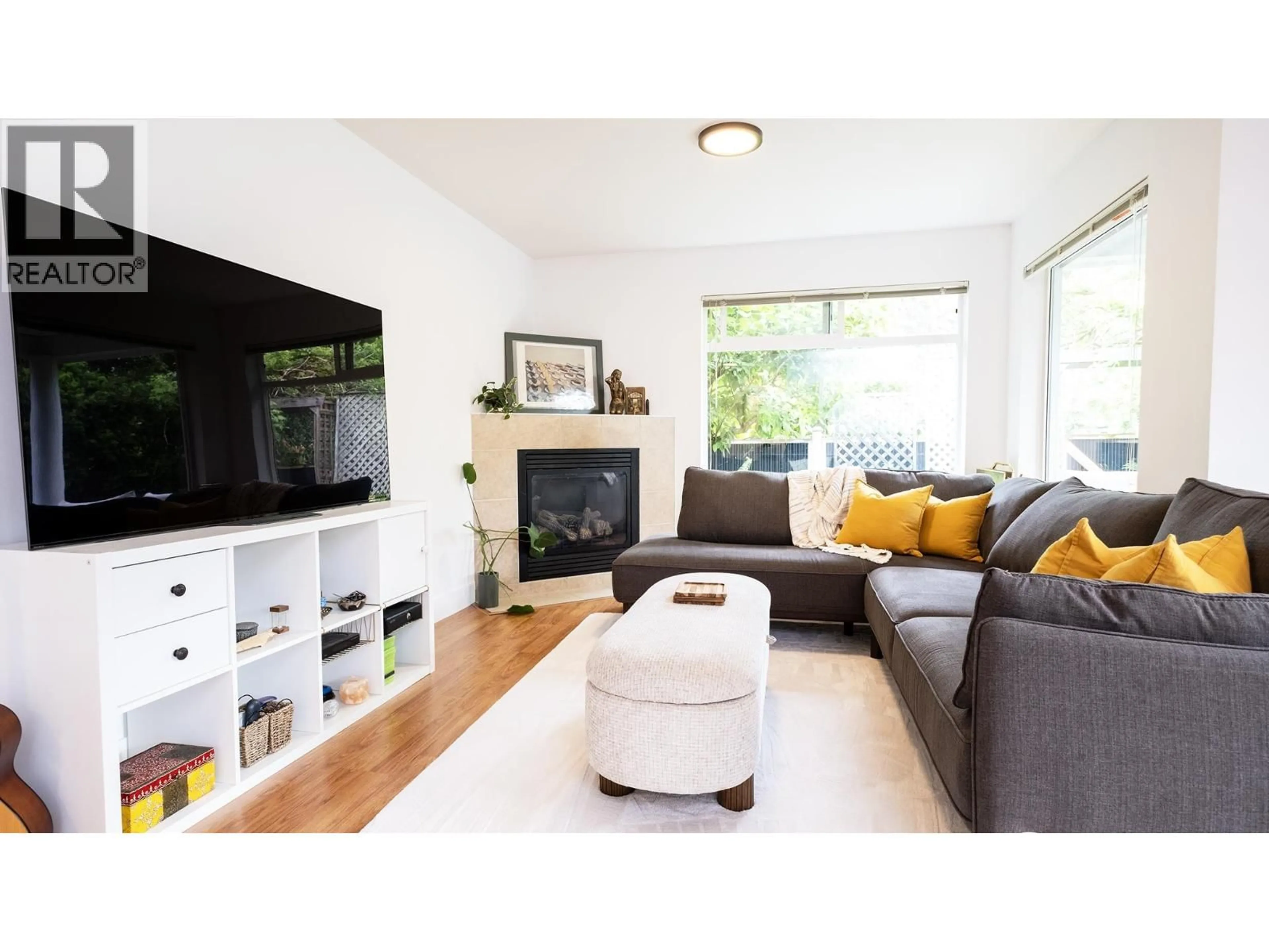 Living room with furniture, wood/laminate floor for 8 - 624 SHAW ROAD, Gibsons British Columbia V0N1V8