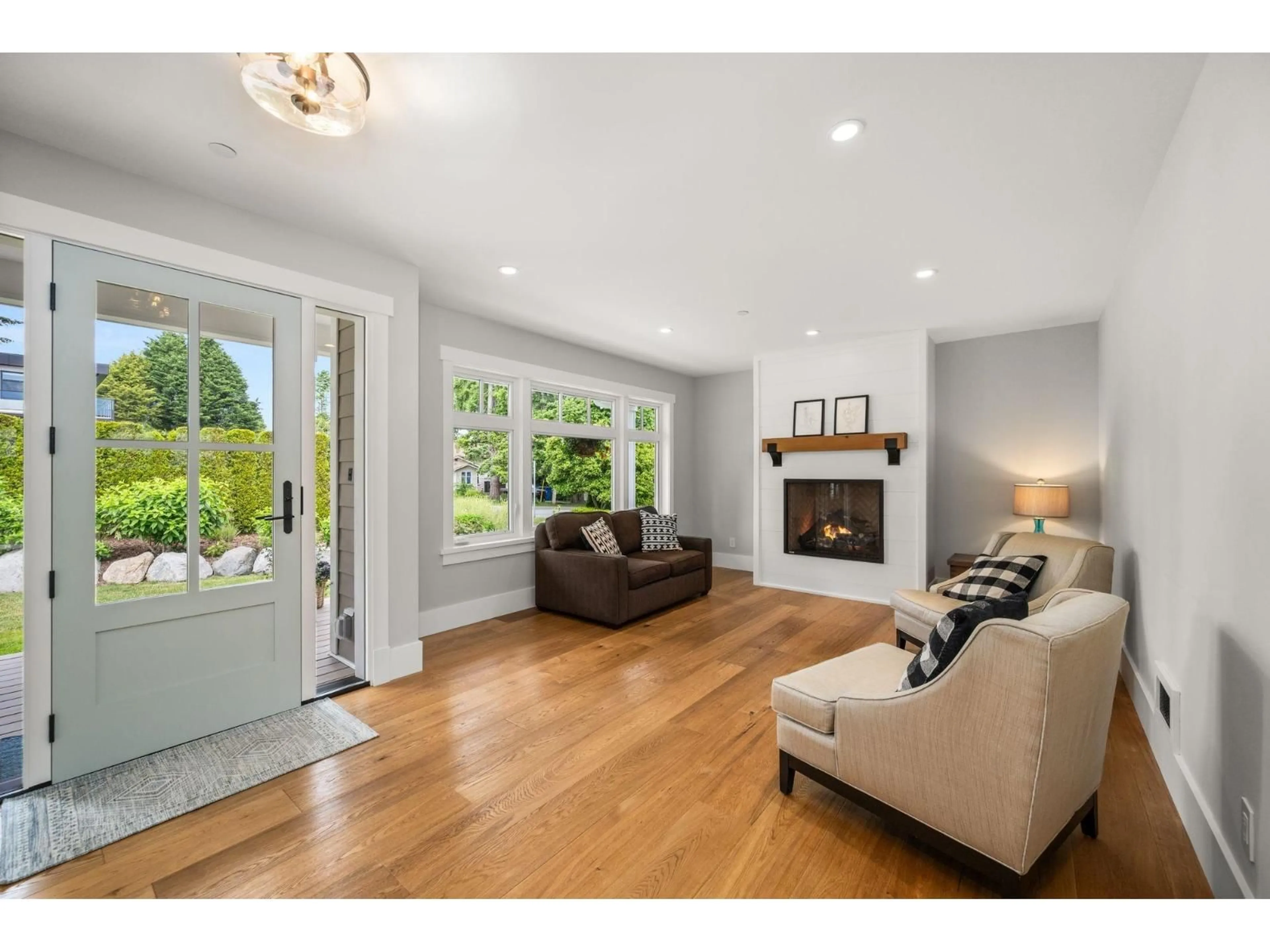 Living room with furniture, wood/laminate floor for 15682 THRIFT AVENUE, White Rock British Columbia V4B2M4
