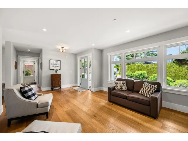 15682 THRIFT AVENUE, White Rock 5