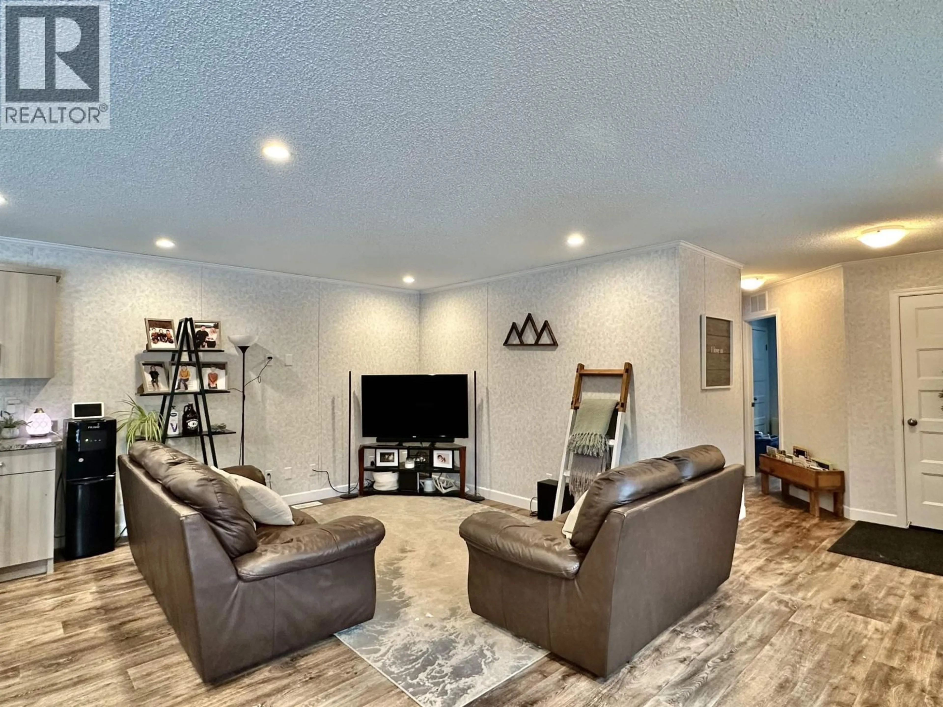 Living room with furniture, unknown for 4995 PITNEY ROAD, Valemount British Columbia V0E2Z0