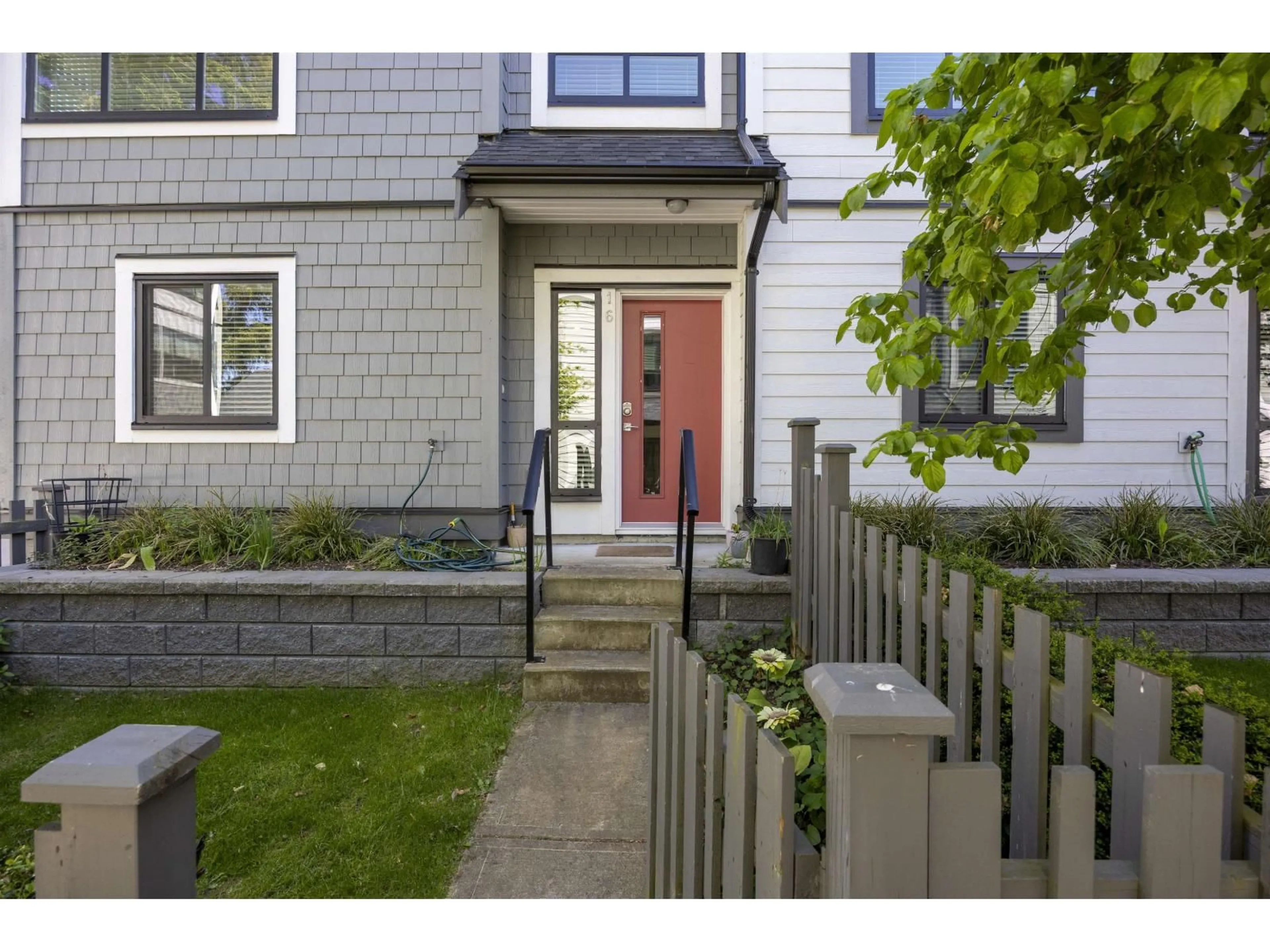 Indoor entryway for 16 - 16760 25 AVENUE, Surrey British Columbia V3Z0W4