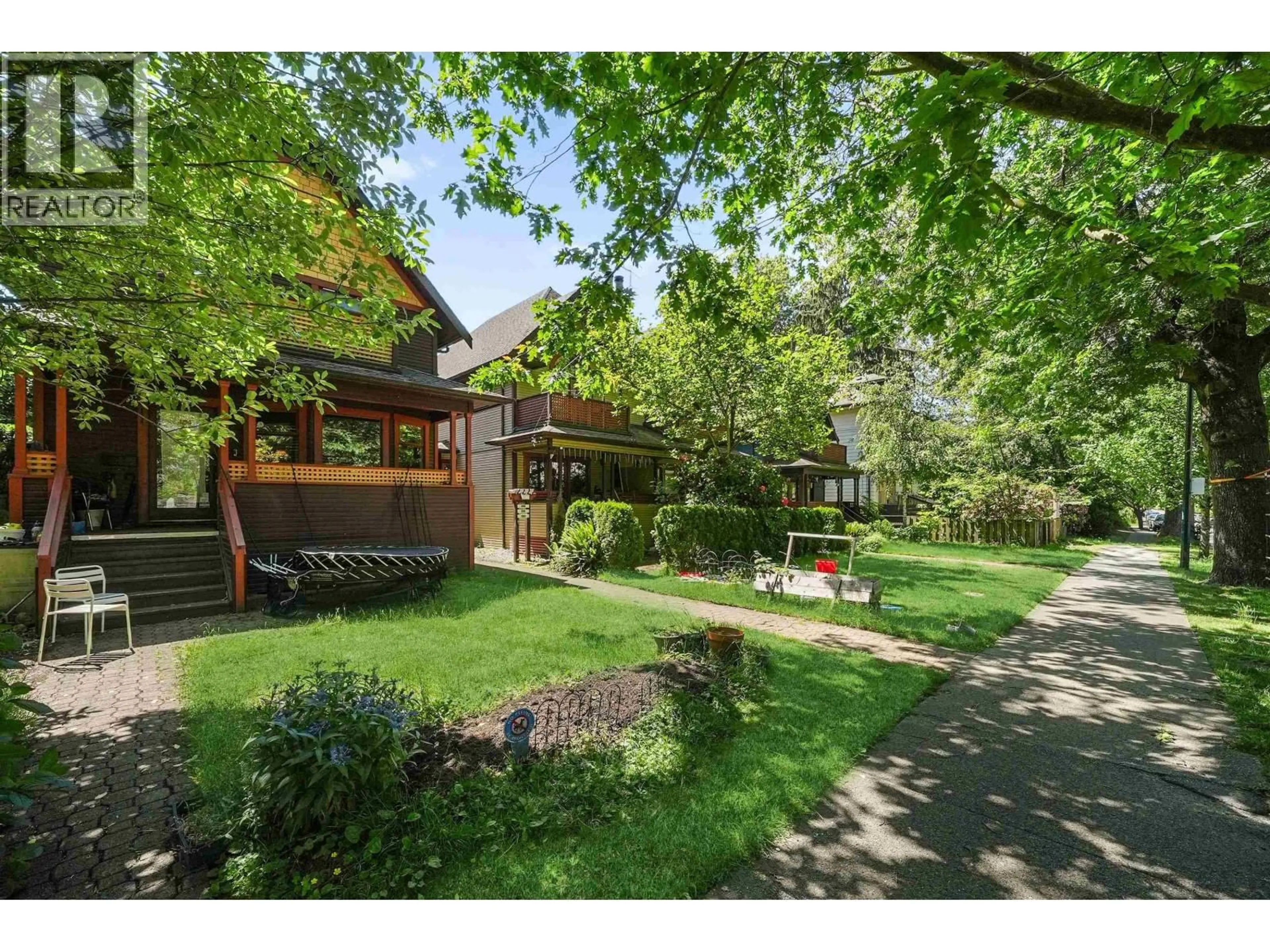 A pic from outside/outdoor area/front of a property/back of a property/a pic from drone, street for 154-168 11TH AVENUE, Vancouver British Columbia V5Y1S7