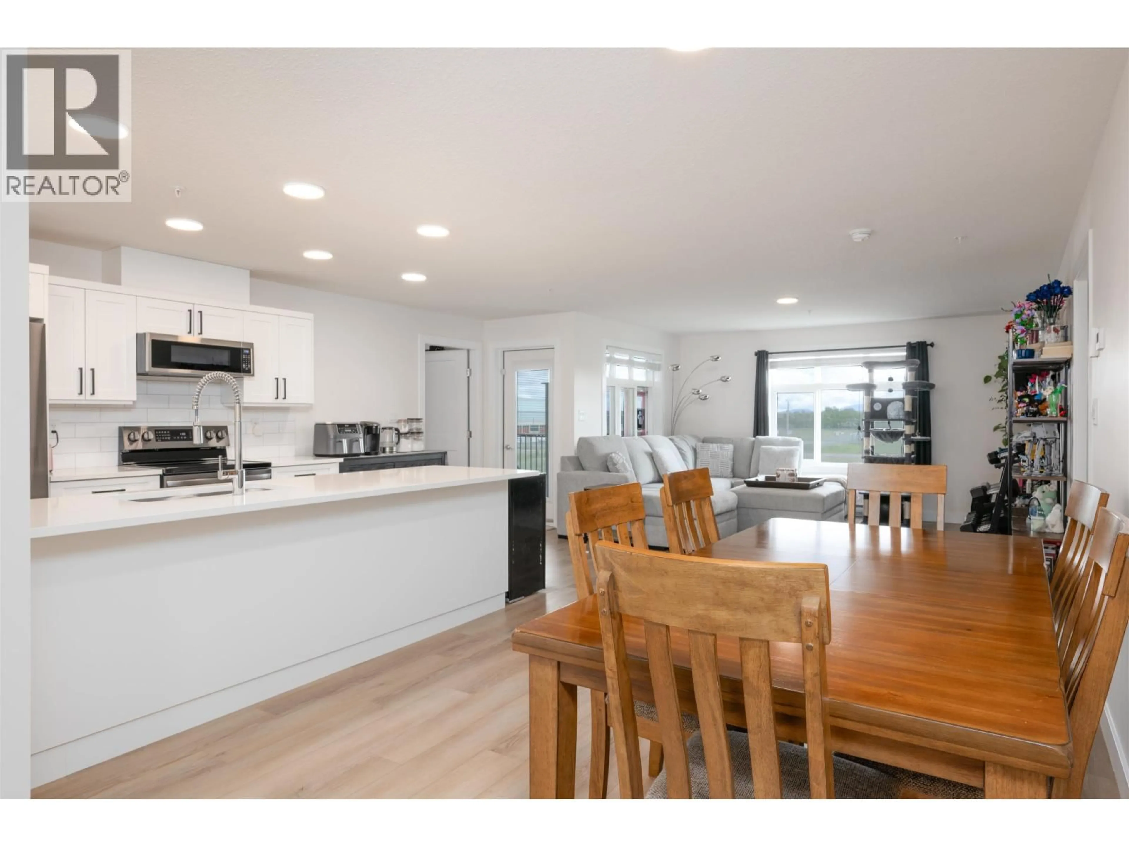 Open concept kitchen, unknown for 208 - 4278 22ND AVENUE, Prince George British Columbia V2N0J4