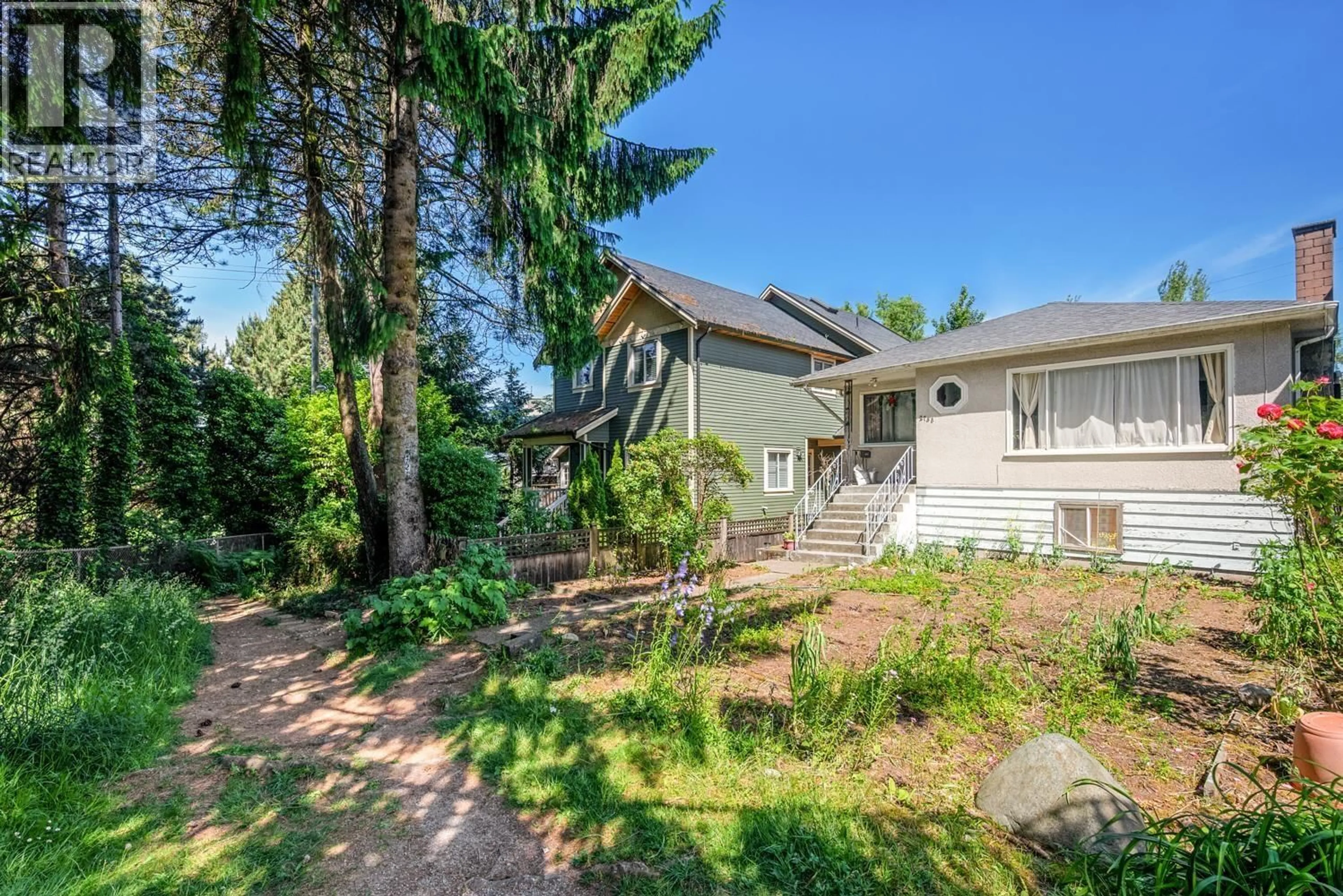 A pic from outside/outdoor area/front of a property/back of a property/a pic from drone, street for 2733 EAST 28TH AVENUE, Vancouver British Columbia V5R1S1
