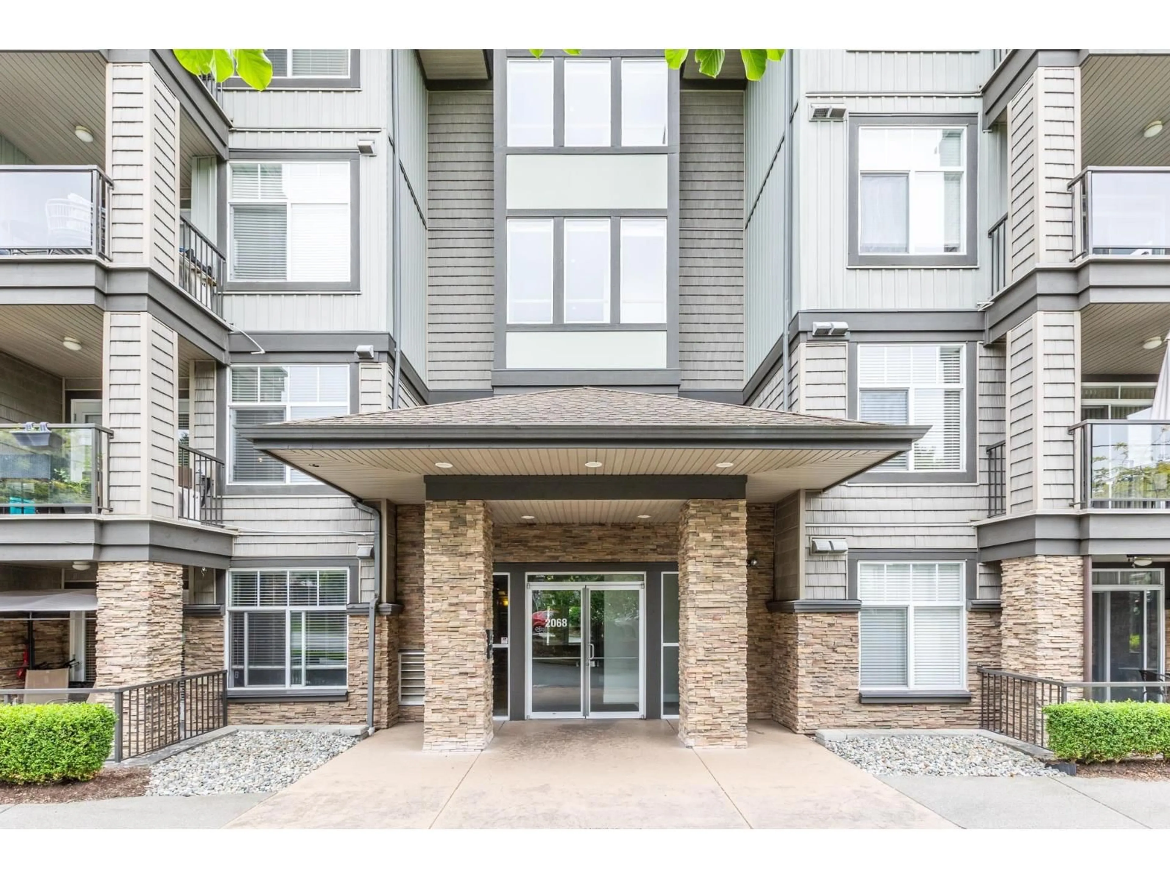 Indoor foyer for 110 - 2068 SANDALWOOD CRESCENT, Abbotsford British Columbia V2S3H6