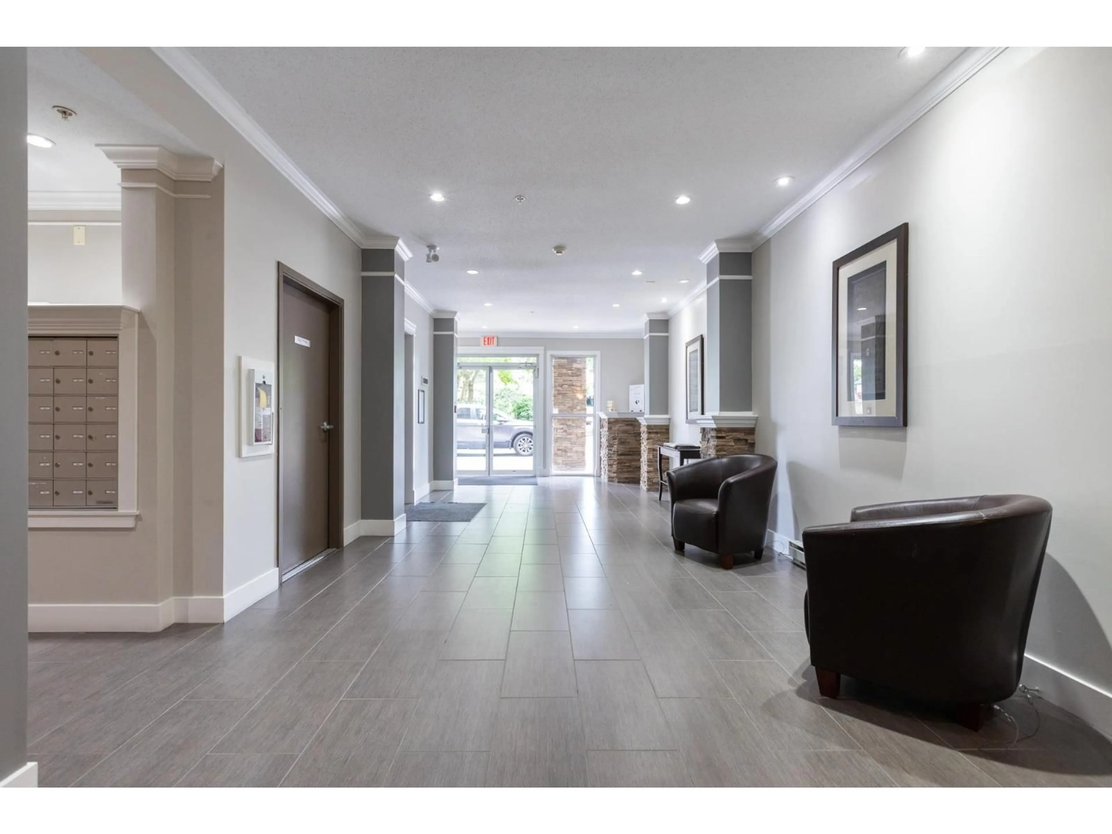 Indoor foyer for 110 - 2068 SANDALWOOD CRESCENT, Abbotsford British Columbia V2S3H6