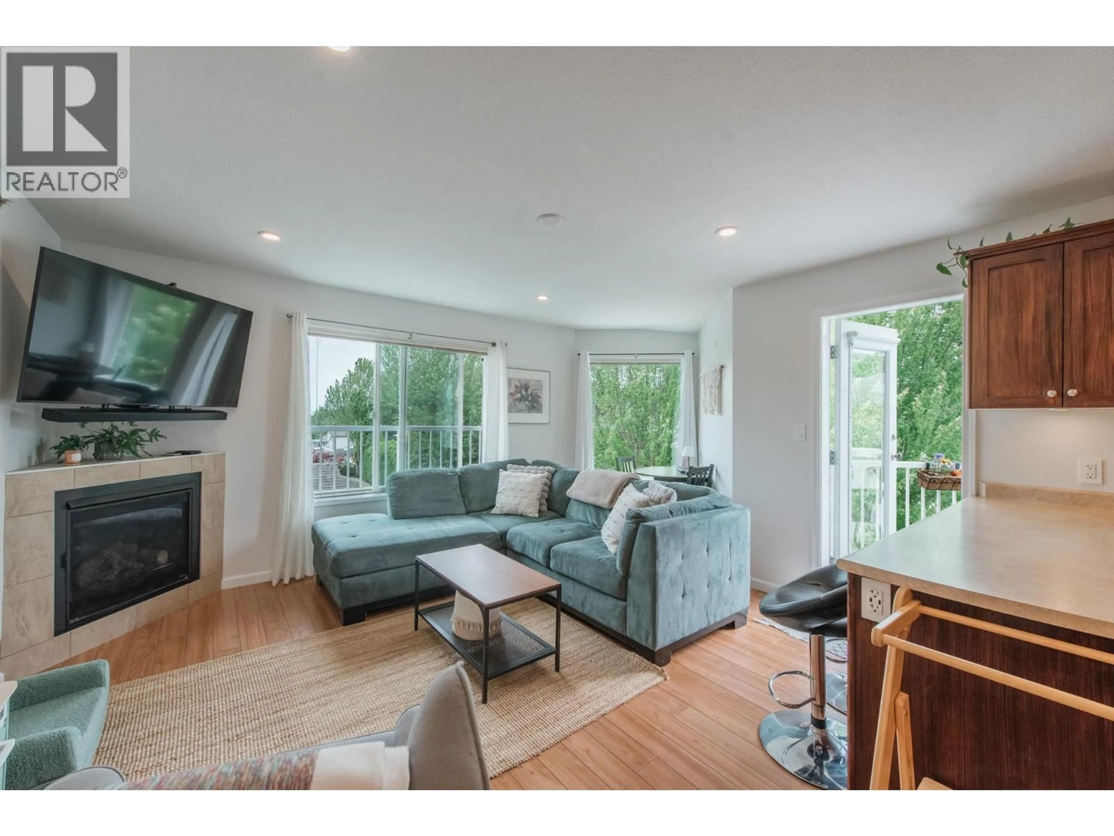 Living room with furniture, wood/laminate floor for 301 - 624 SHAW ROAD, Gibsons British Columbia V0N1V8