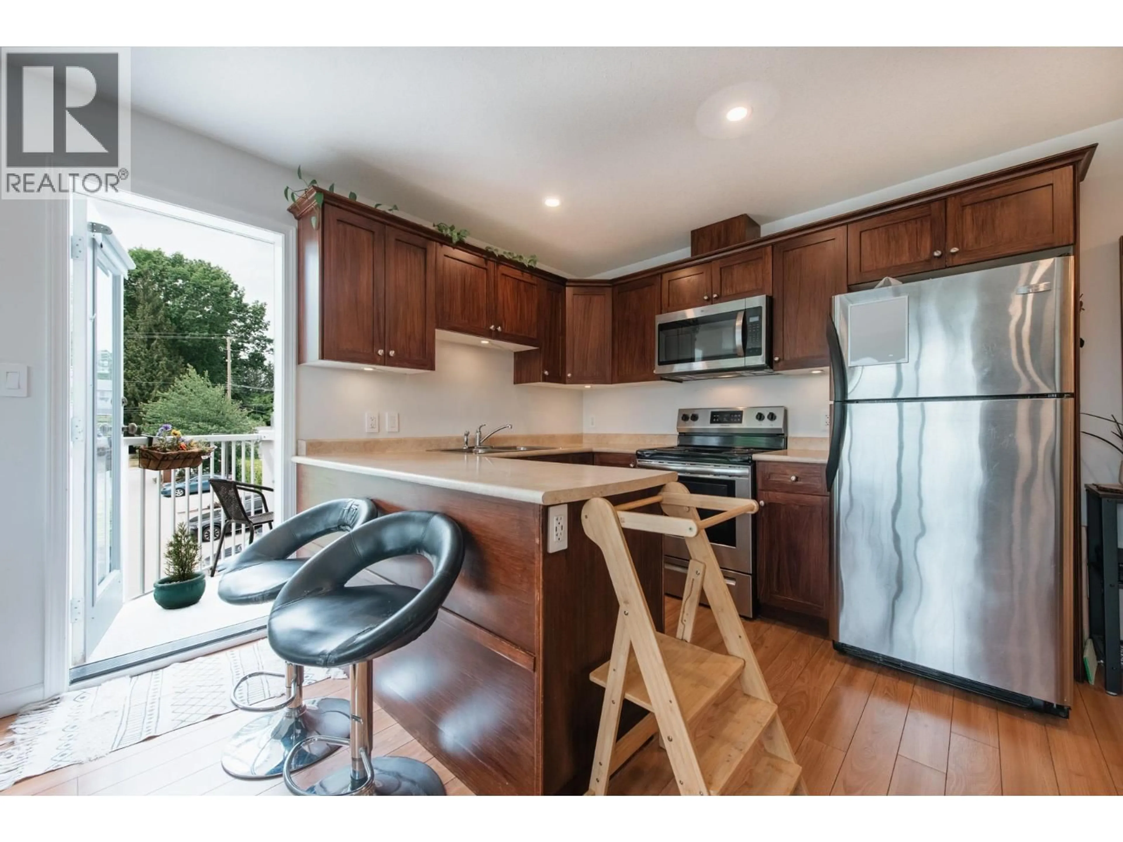 Open concept kitchen, wood/laminate floor for 301 - 624 SHAW ROAD, Gibsons British Columbia V0N1V8