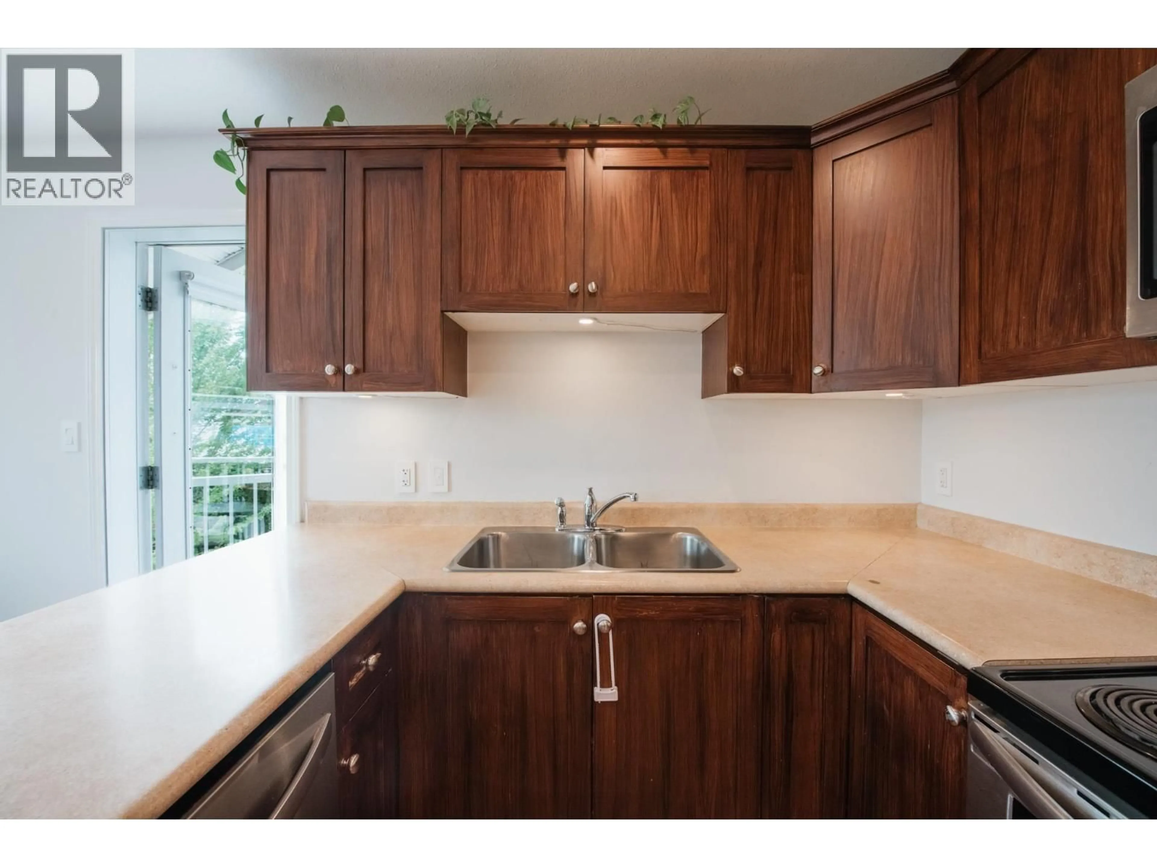 Standard kitchen, unknown for 301 - 624 SHAW ROAD, Gibsons British Columbia V0N1V8