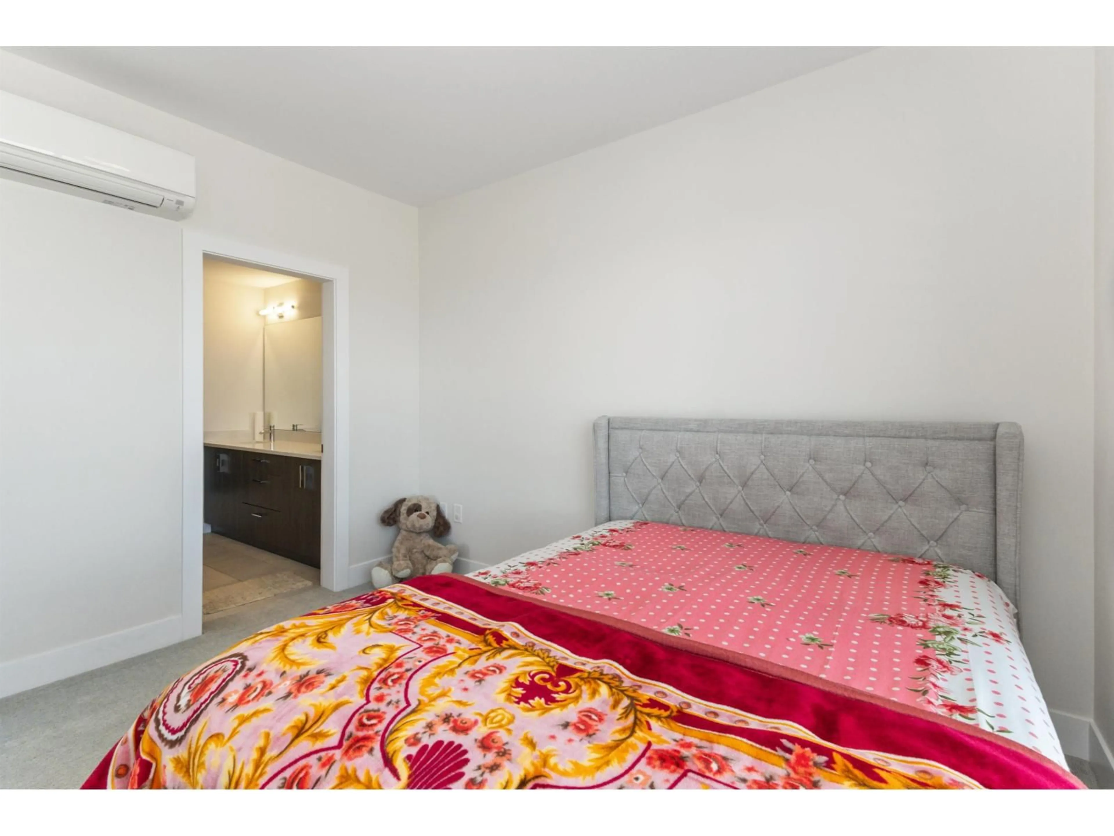 Bedroom with bed, unknown for 405 - 32838 VENTURA AVENUE, Abbotsford British Columbia V2S0M5