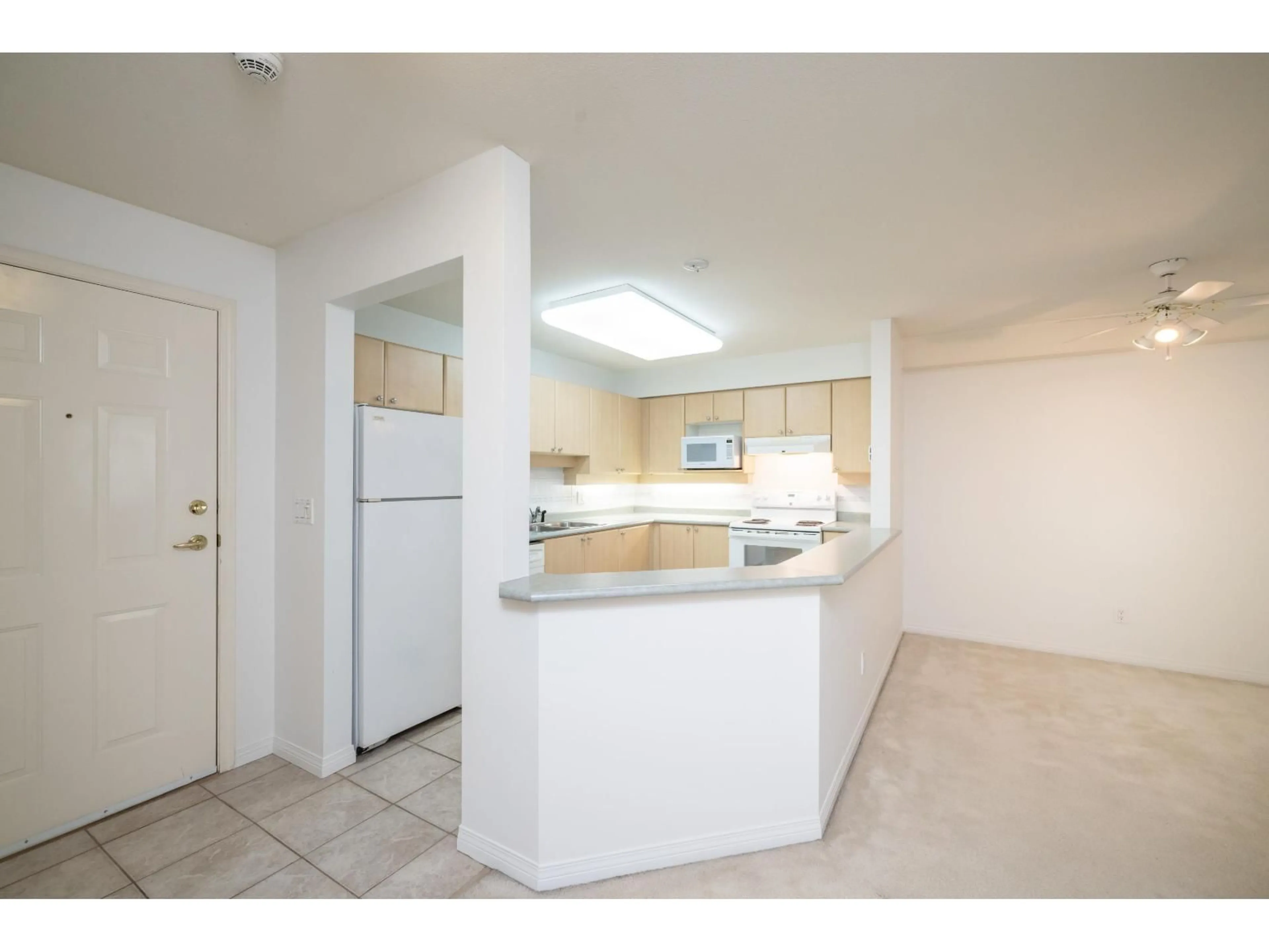 Standard kitchen, unknown for 104 - 15150 29A AVENUE, Surrey British Columbia V4P3B1