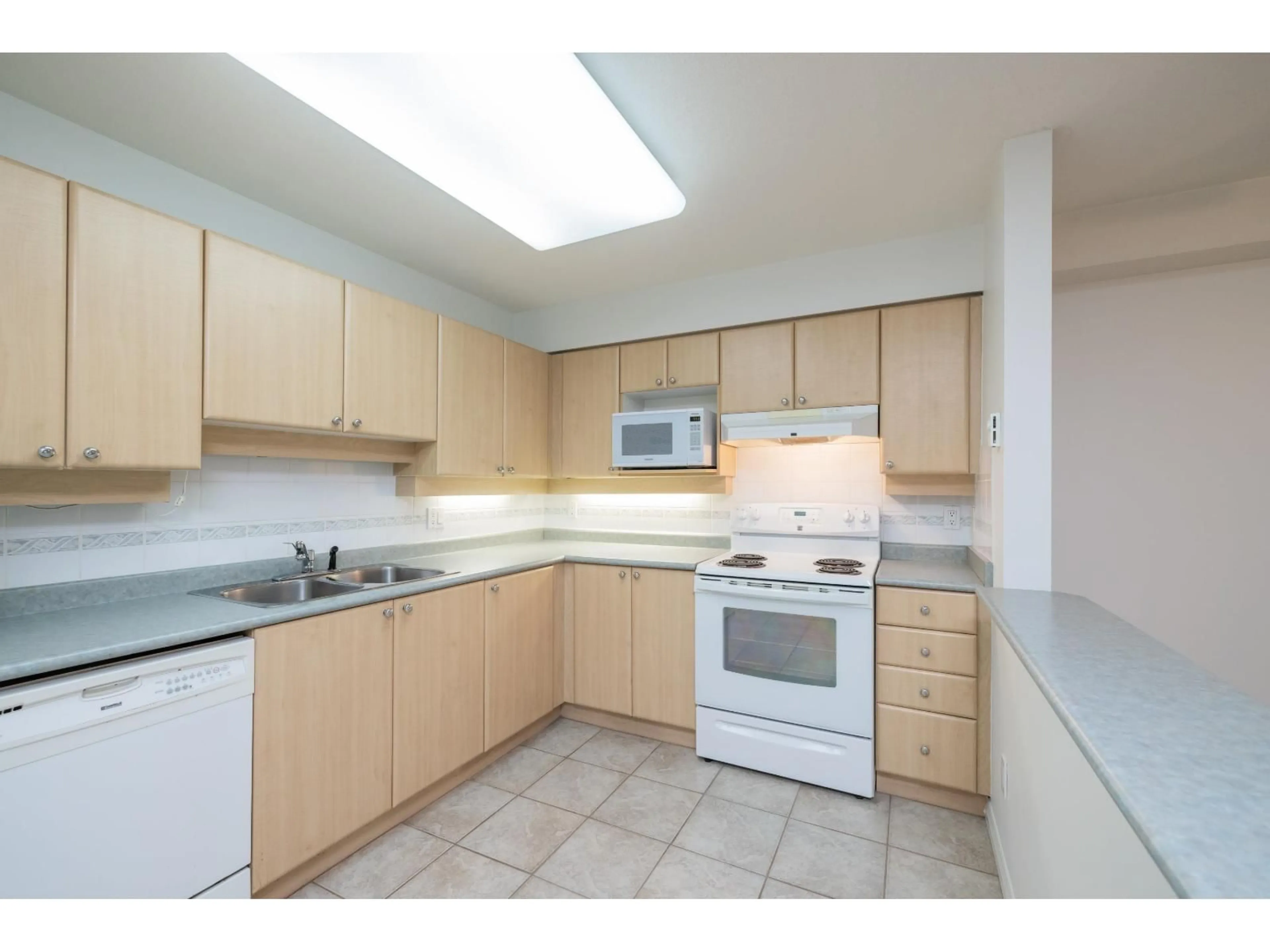 Standard kitchen, unknown for 104 - 15150 29A AVENUE, Surrey British Columbia V4P3B1