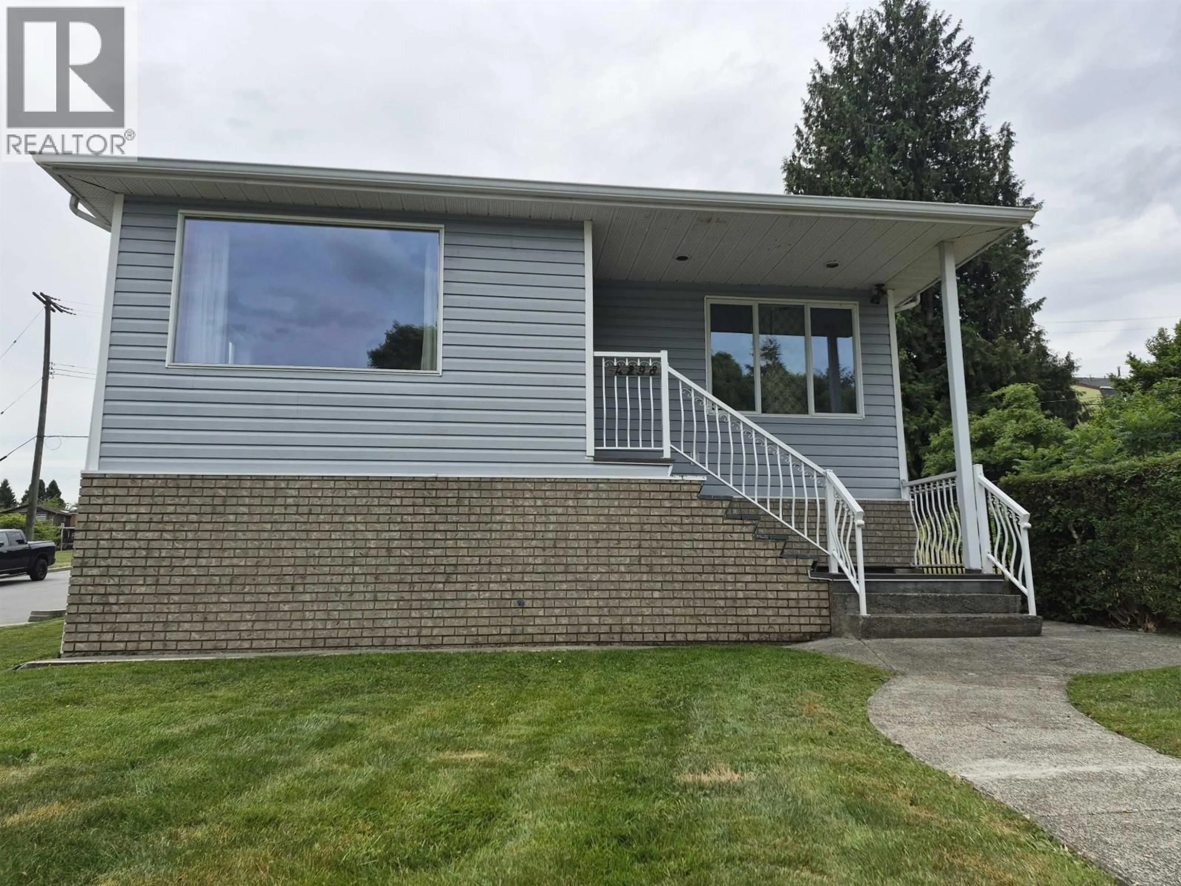 Home with vinyl exterior material, unknown for 4298 MCGILL STREET, Burnaby British Columbia V5C1M9