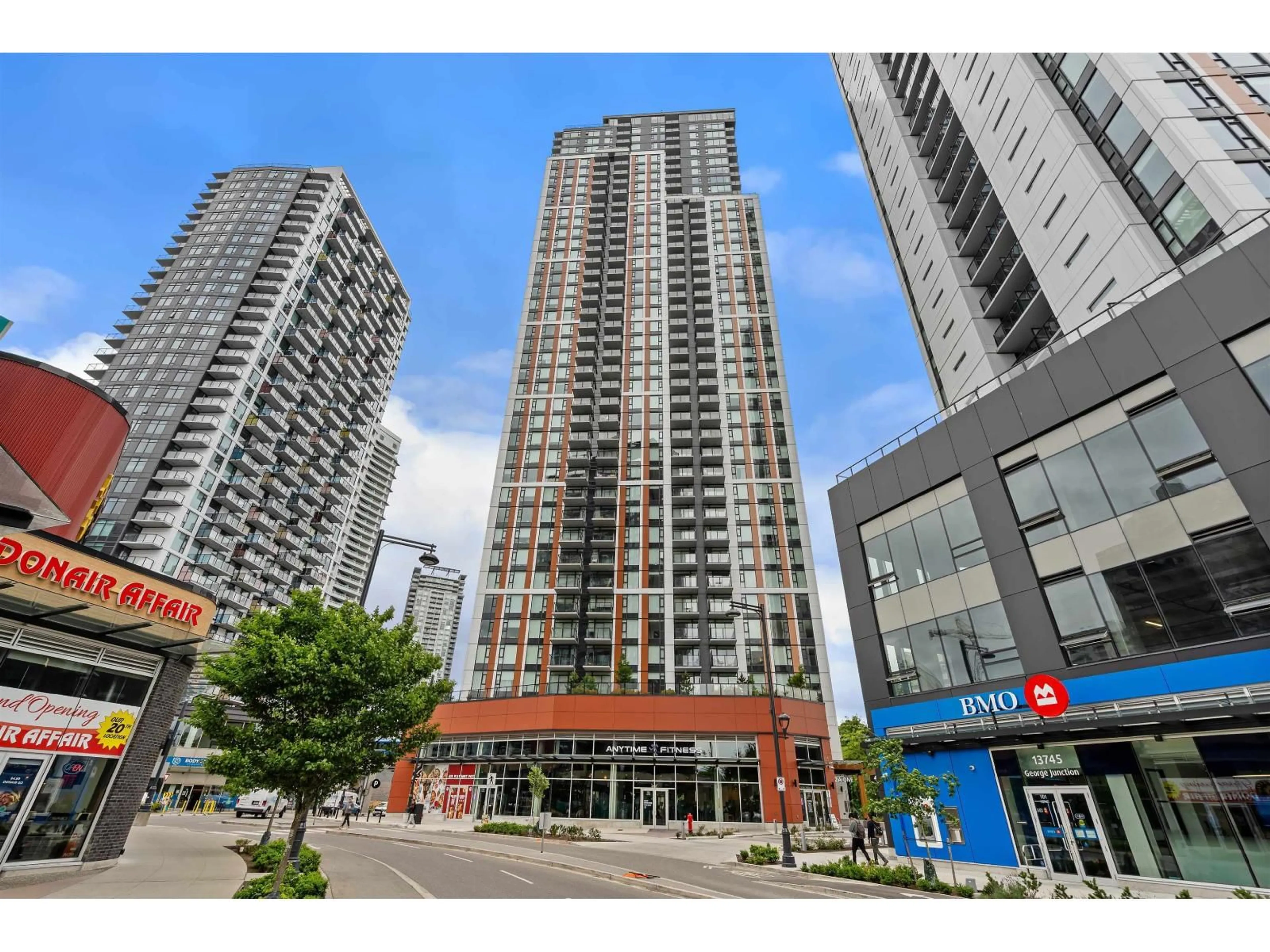 Indoor foyer for 809 - 13725 GEORGE JUNCTION, Surrey British Columbia V3T0V7