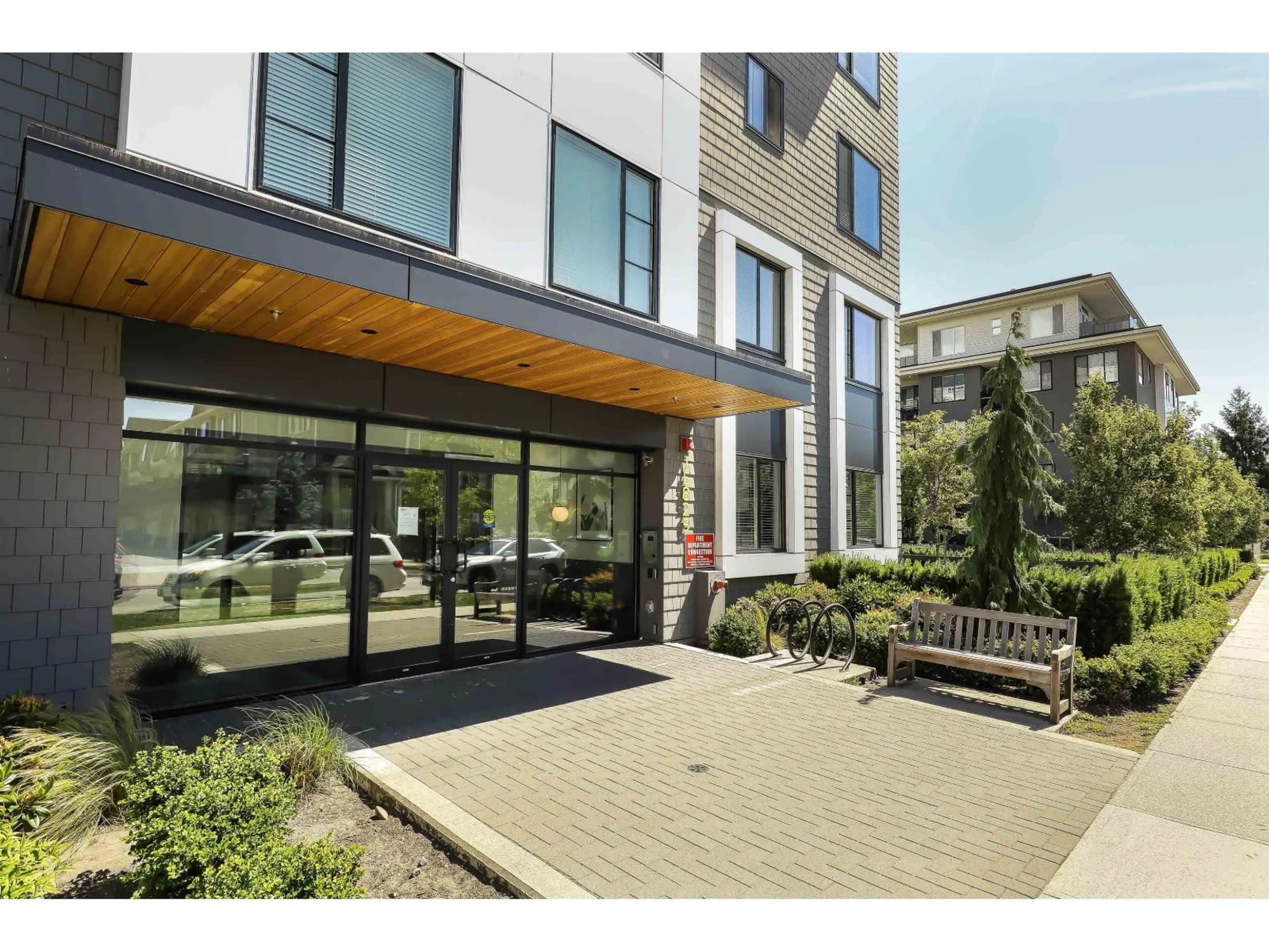 Indoor foyer for 215 - 15825 85 AVENUE, Surrey British Columbia V4N6W9