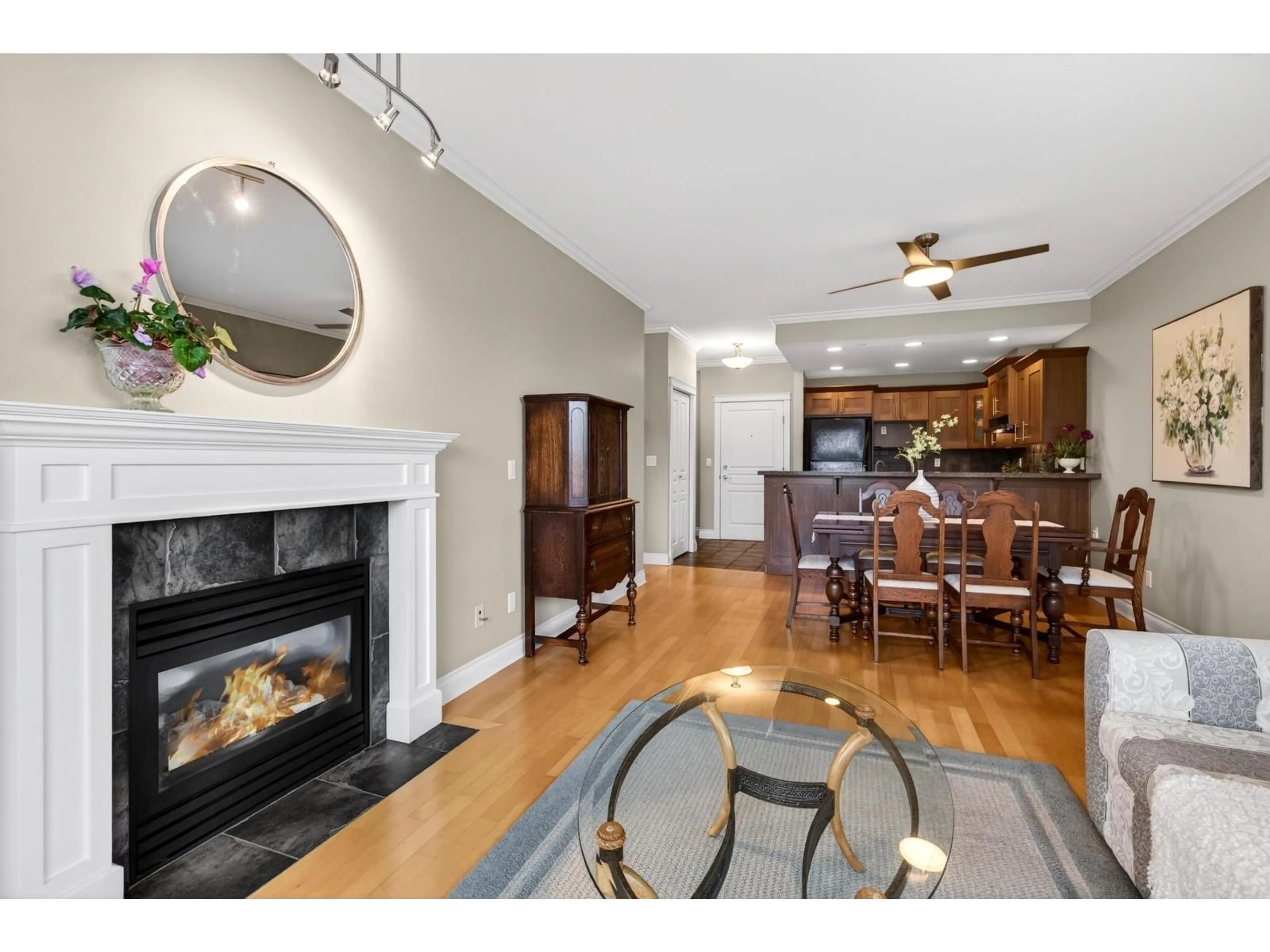 Open concept kitchen, wood/laminate floor for 403 - 15357 17A AVENUE, Surrey British Columbia V4A1V4