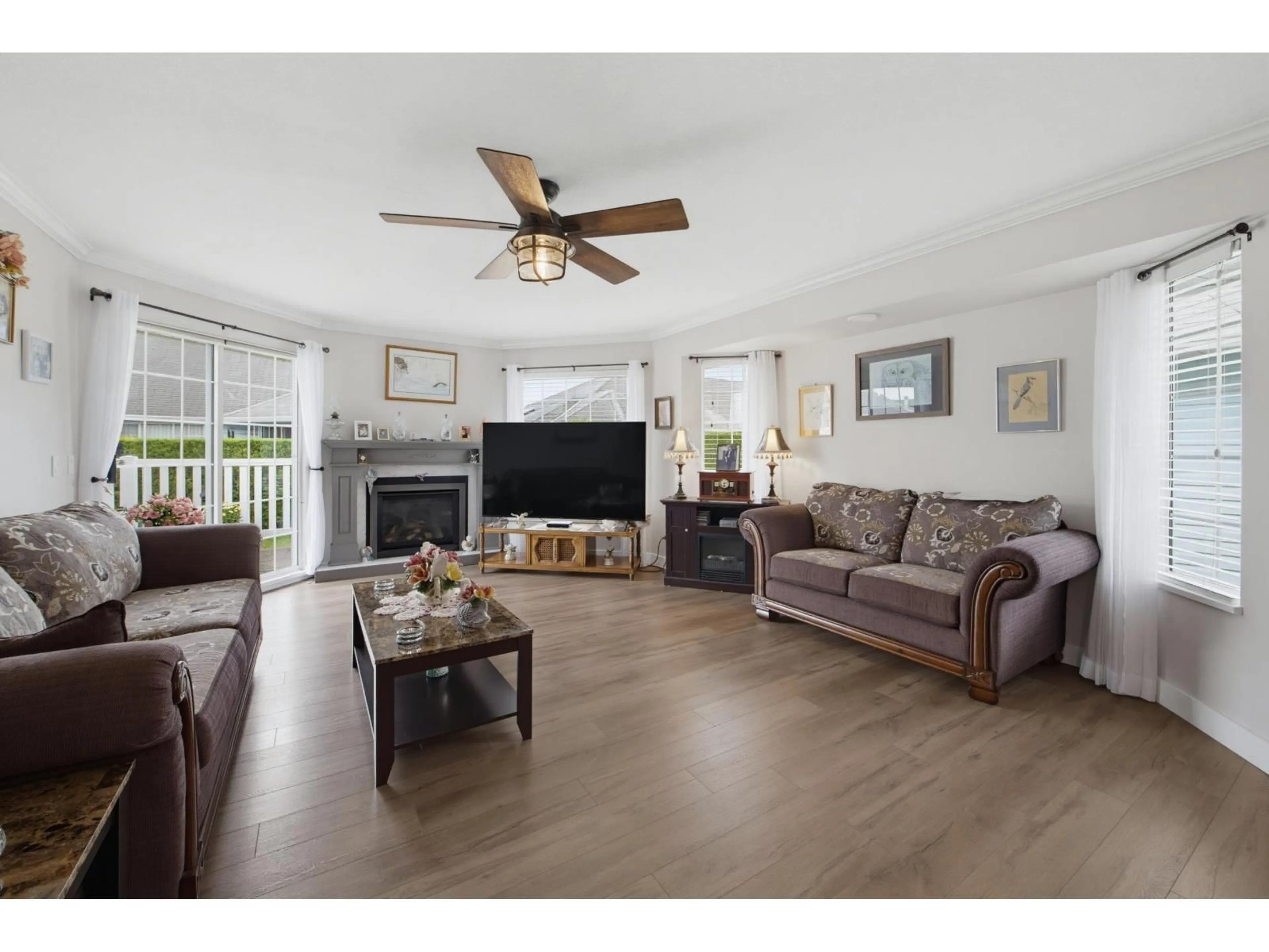 Living room with furniture, wood/laminate floor for 56 - 1450 MCCALLUM ROAD, Abbotsford British Columbia V2S8A5
