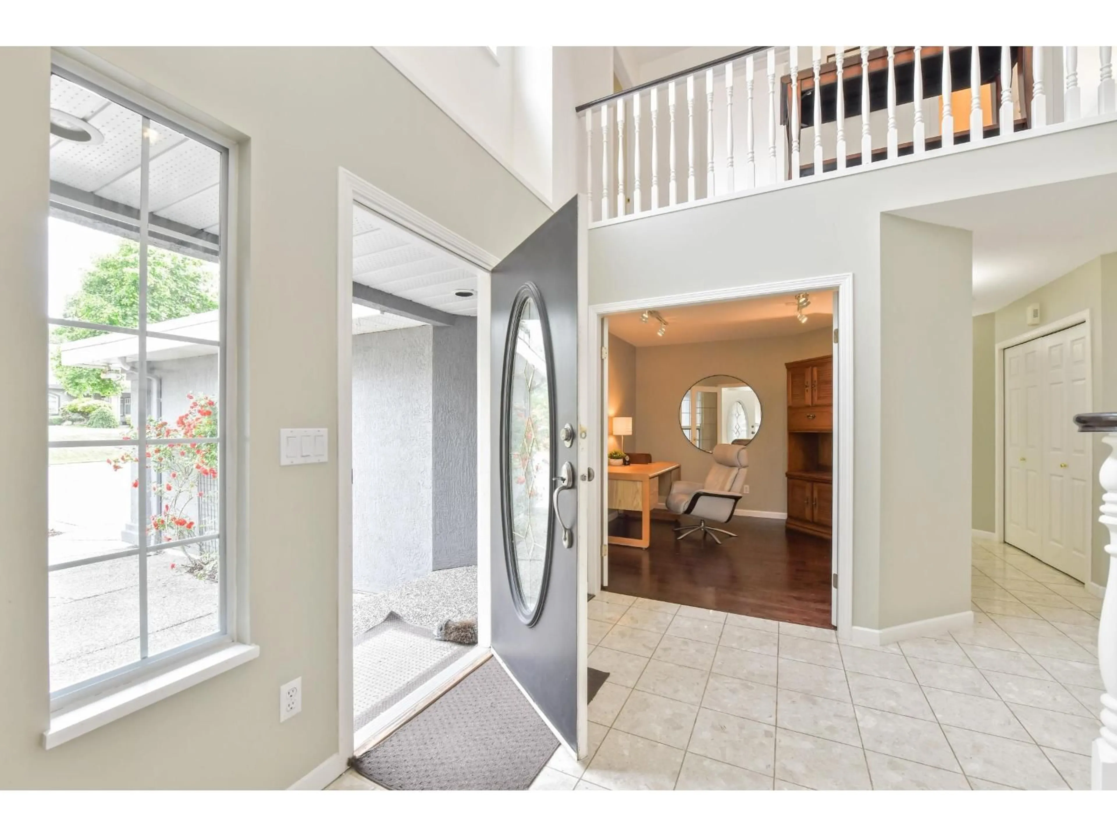 Indoor entryway for 14915 25A AVENUE, Surrey British Columbia V4P1N7