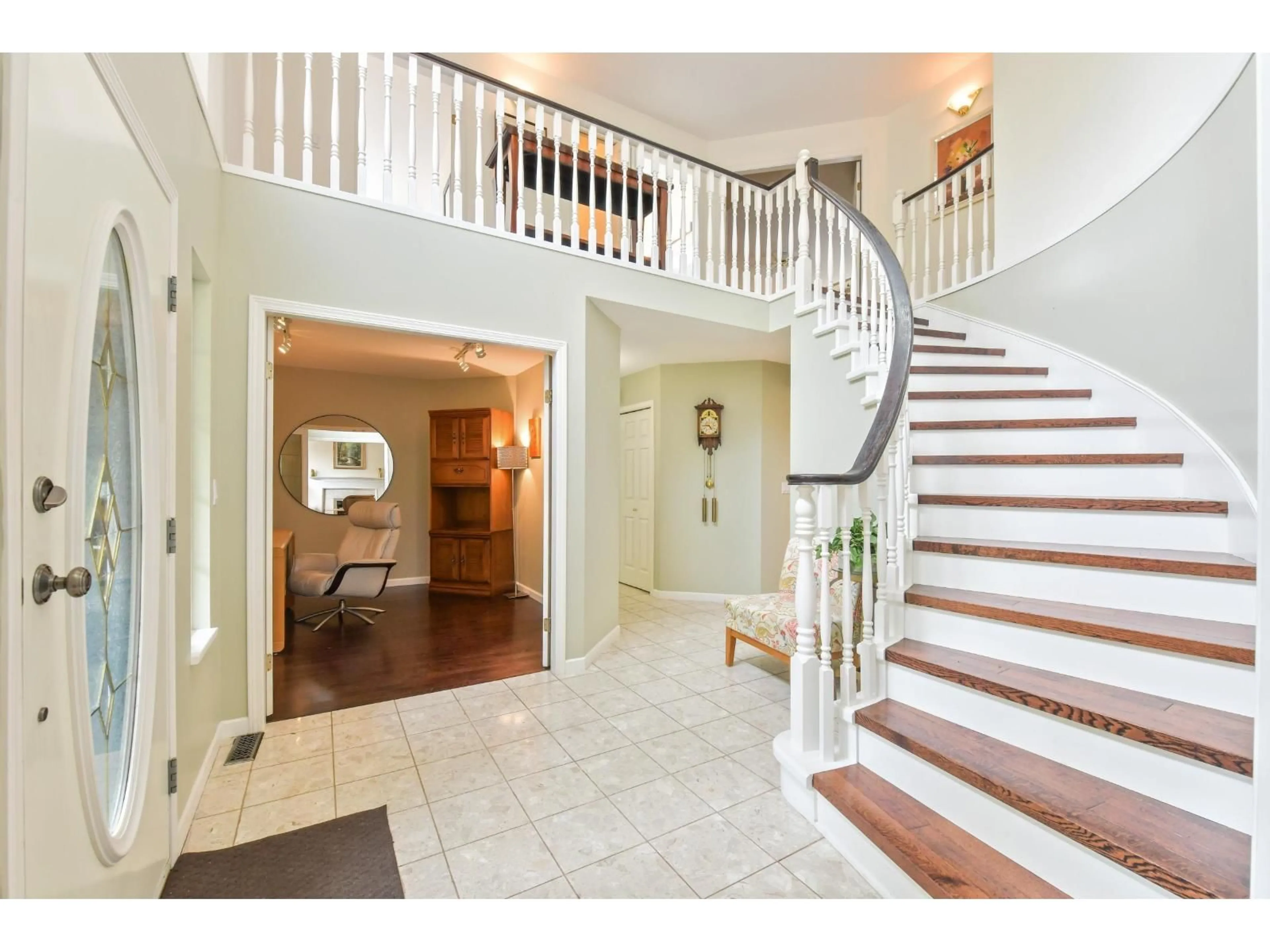 Indoor foyer for 14915 25A AVENUE, Surrey British Columbia V4P1N7