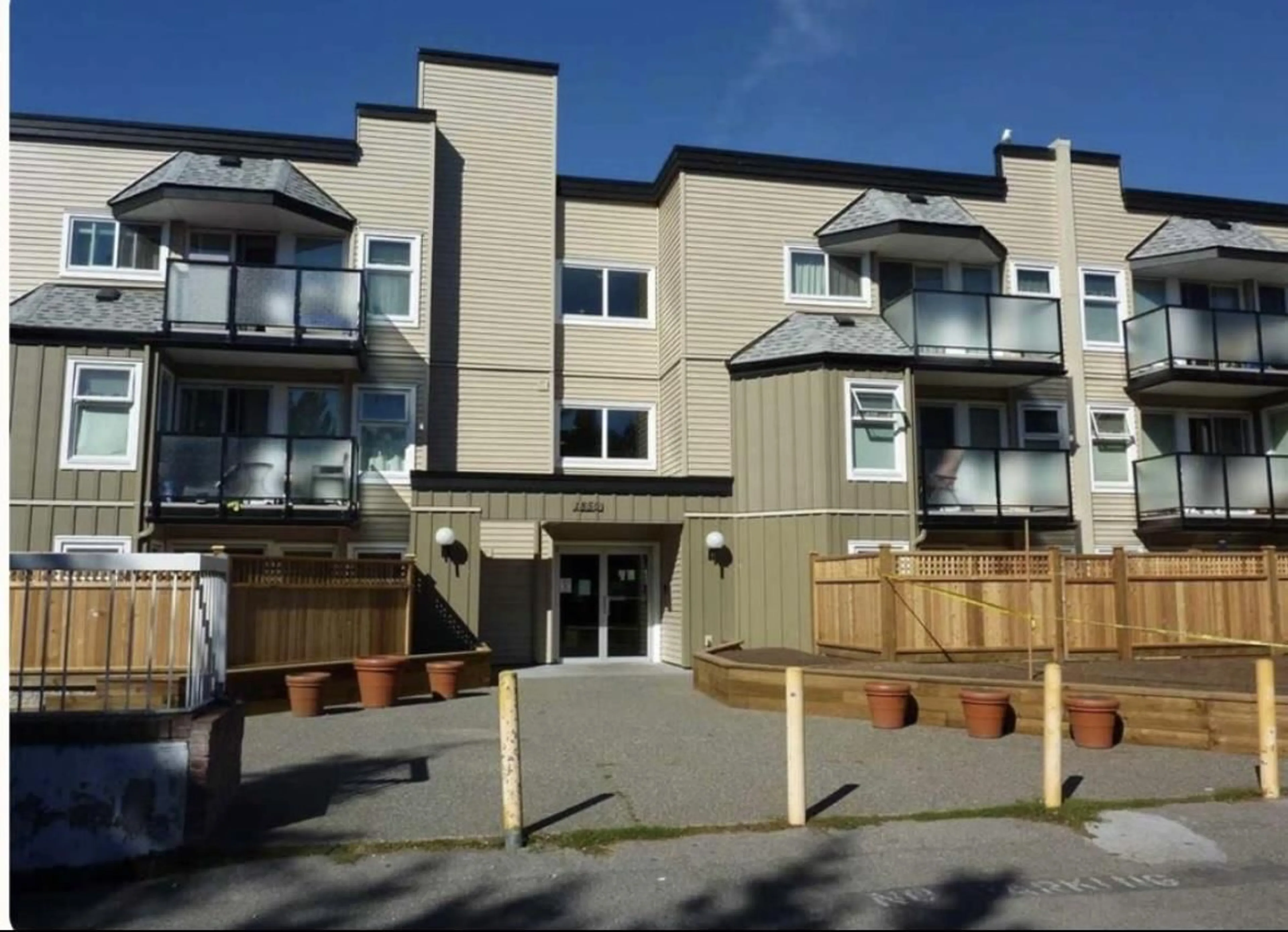 A pic from outside/outdoor area/front of a property/back of a property/a pic from drone, unknown for 310 - 1850 SOUTHMERE CRESCENT EAST, Surrey British Columbia V4A6Y6