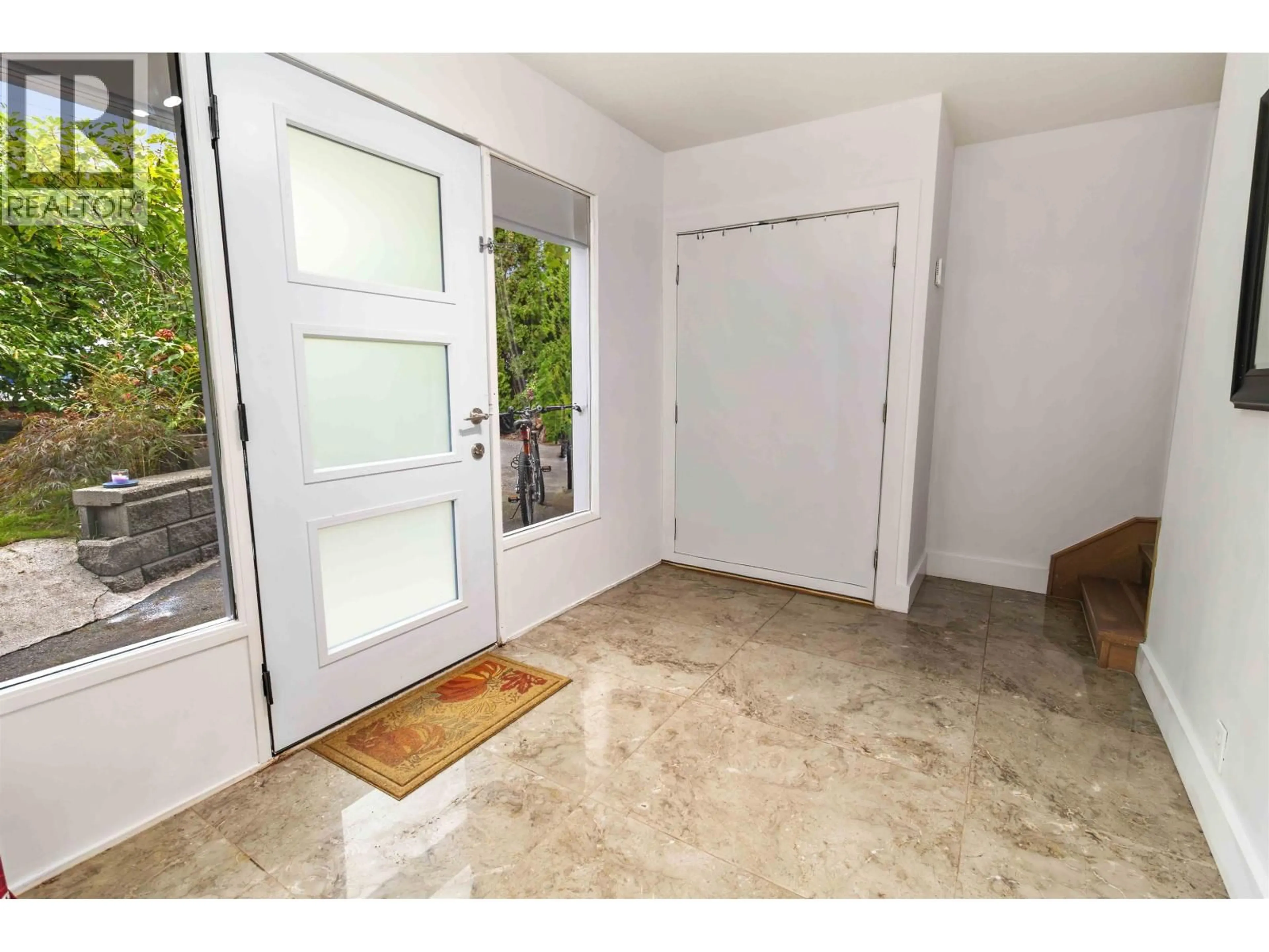 Indoor entryway for 759 MORGAN ROAD, North Vancouver British Columbia V7J1P3