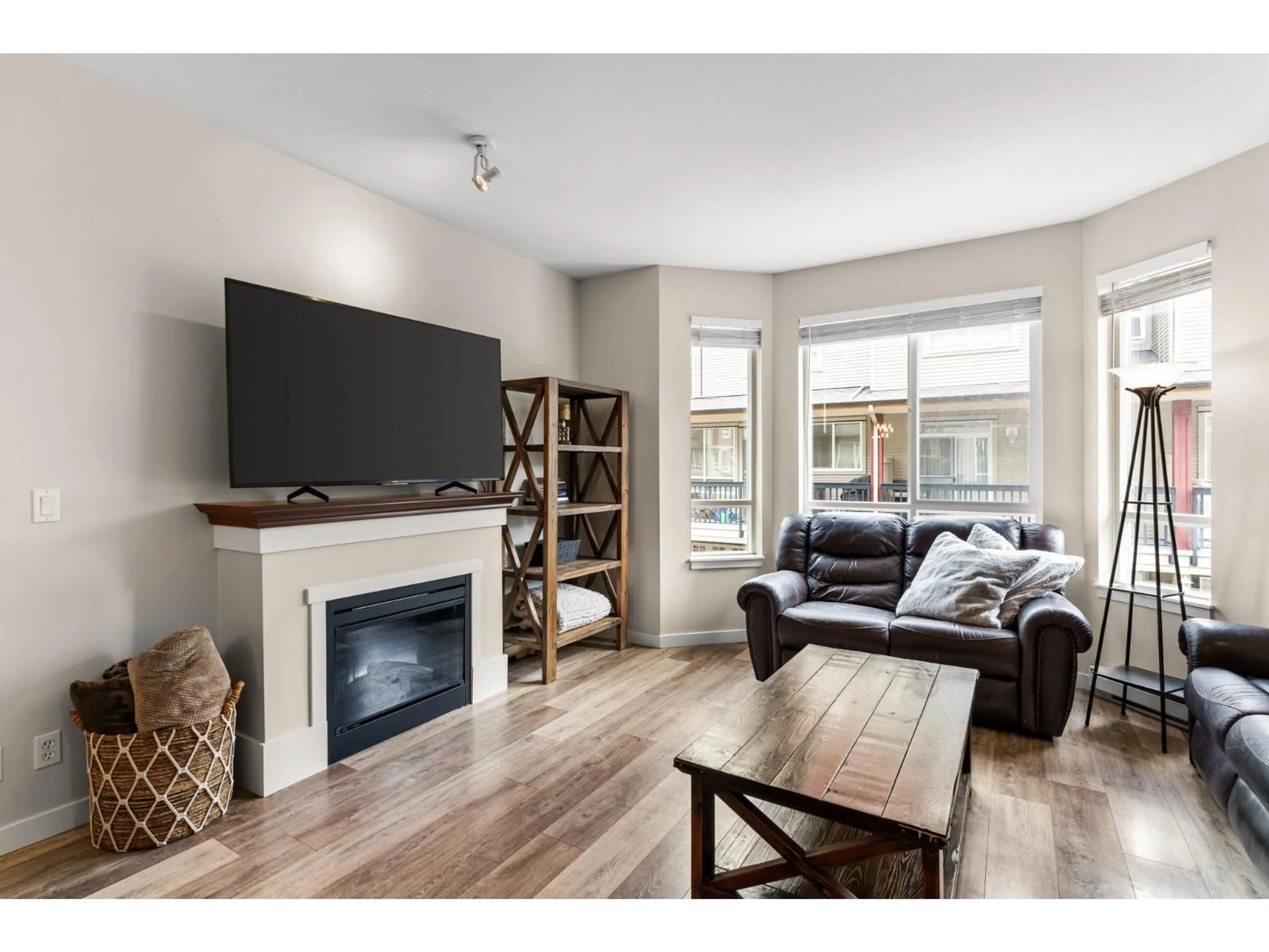 Living room with furniture, wood/laminate floor for 6 - 16772 61 AVENUE, Surrey British Columbia V3S4P2