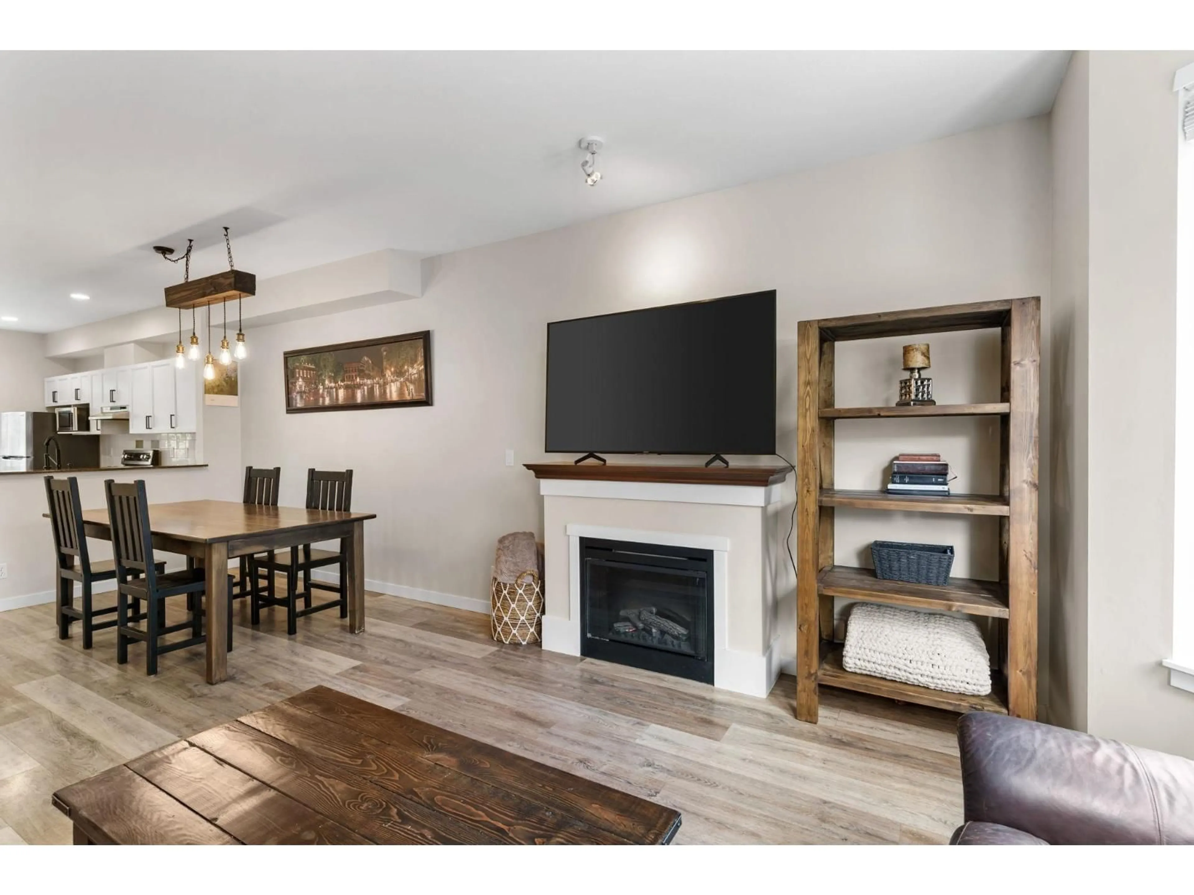 Living room with furniture, wood/laminate floor for 6 - 16772 61 AVENUE, Surrey British Columbia V3S4P2