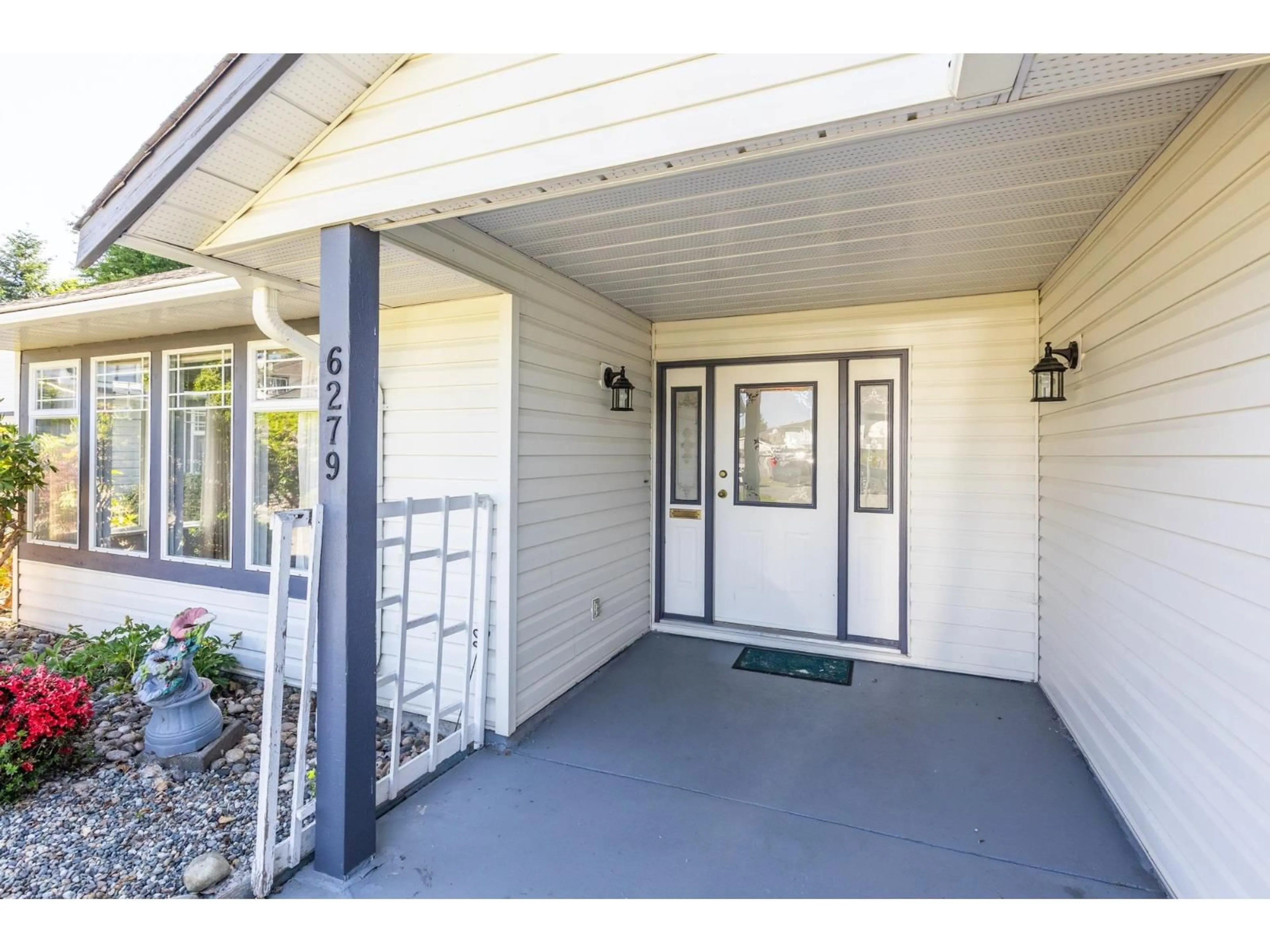 Indoor entryway for 6279 171 STREET, Surrey British Columbia V3S7K4